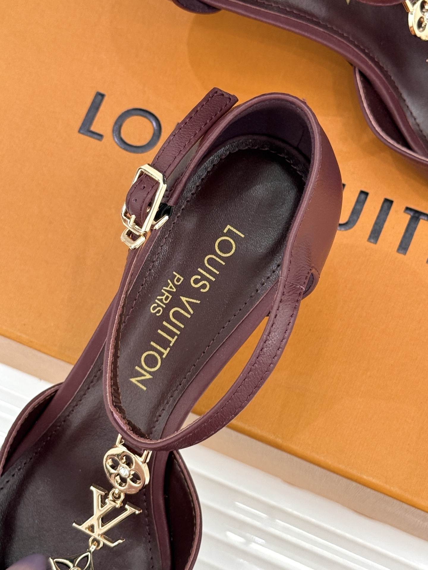 L*V驴牌经典T字带金属扣尖头高跟凉鞋驴家以极简线条重塑优雅将法式精致与品牌奢雅完美相融。利落尖头修饰脚