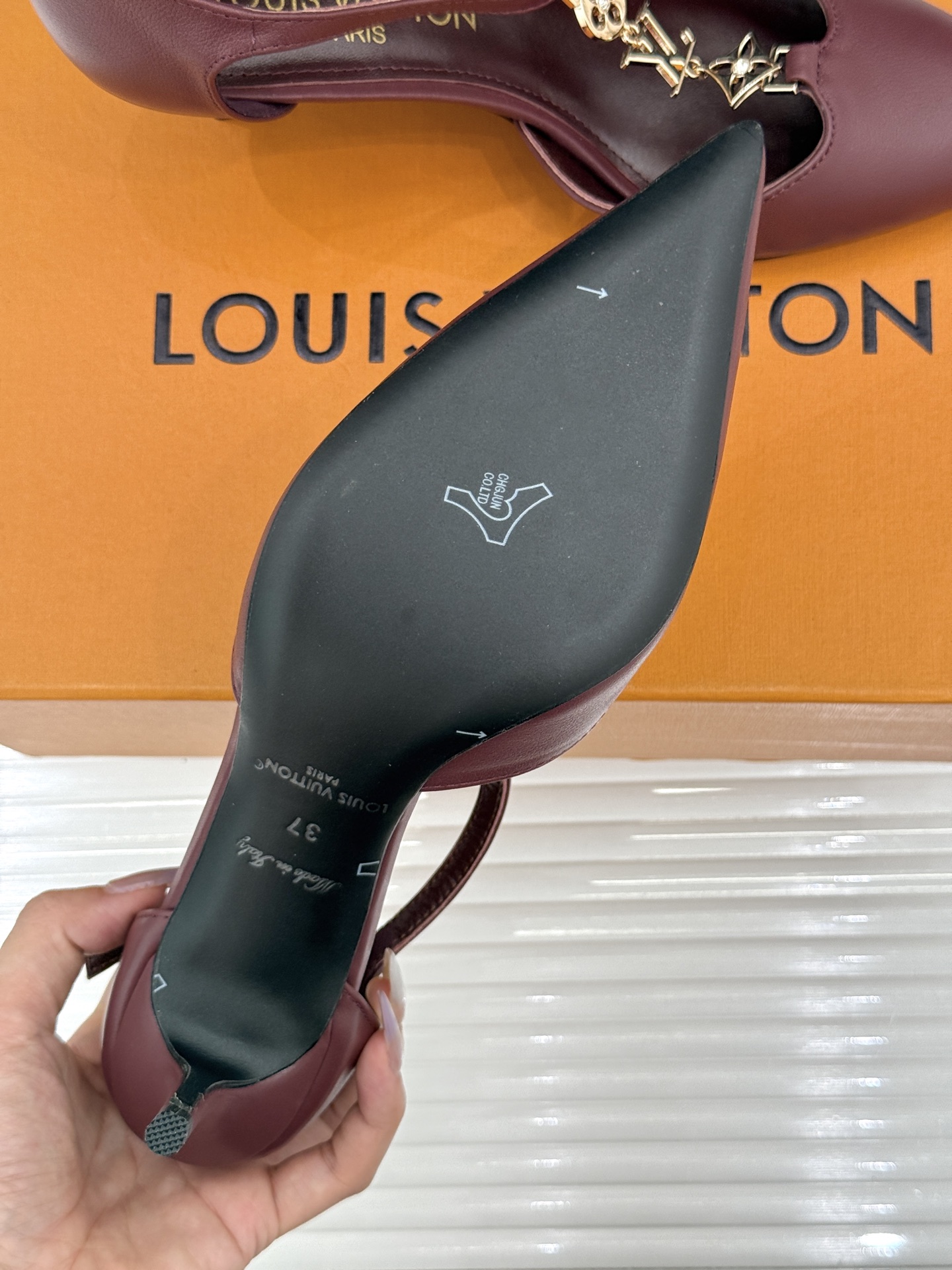 L*V驴牌经典T字带金属扣尖头高跟凉鞋驴家以极简线条重塑优雅将法式精致与品牌奢雅完美相融。利落尖头修饰脚