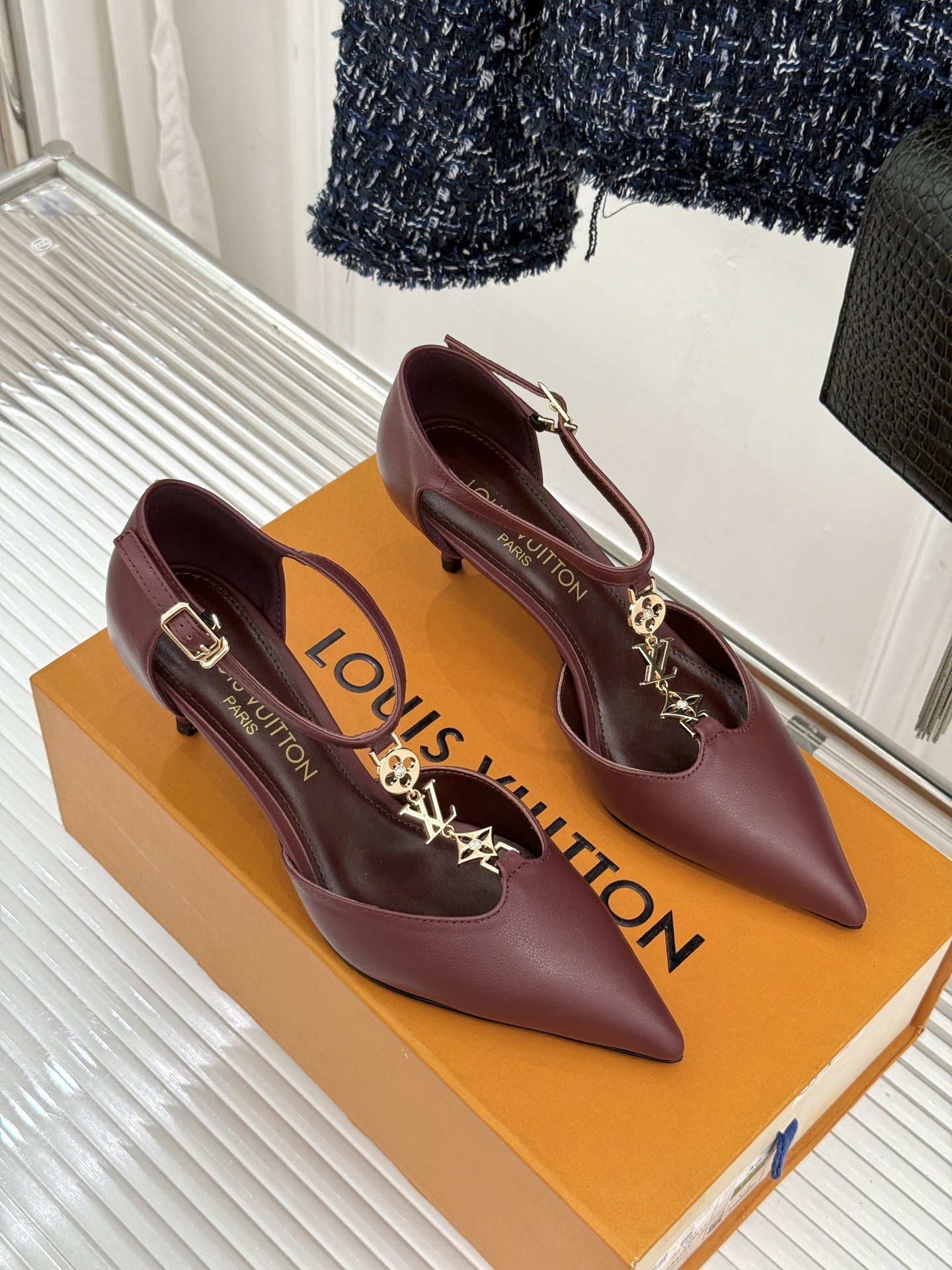 L*V驴牌经典T字带金属扣尖头高跟凉鞋驴家以极简线条重塑优雅将法式精致与品牌奢雅完美相融。利落尖头修饰脚