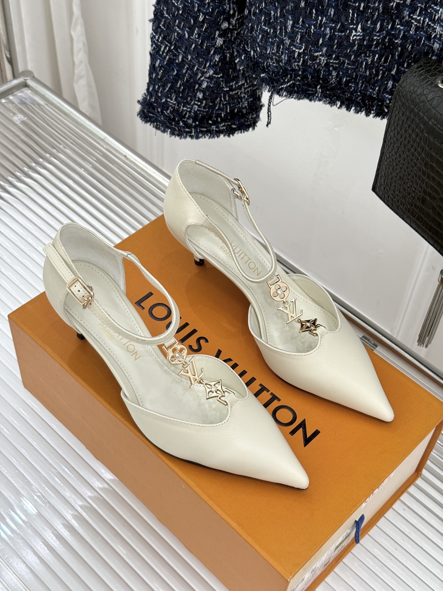 L*V驴牌经典T字带金属扣尖头高跟凉鞋驴家以极简线条重塑优雅将法式精致与品牌奢雅完美相融。利落尖头修饰脚