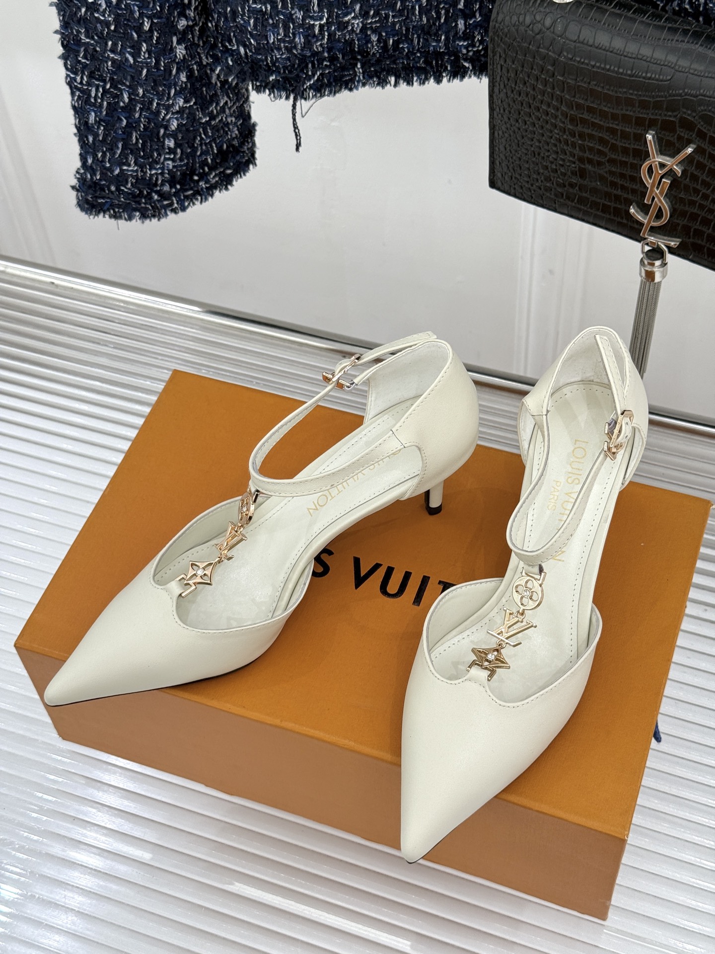 L*V驴牌经典T字带金属扣尖头高跟凉鞋驴家以极简线条重塑优雅将法式精致与品牌奢雅完美相融。利落尖头修饰脚