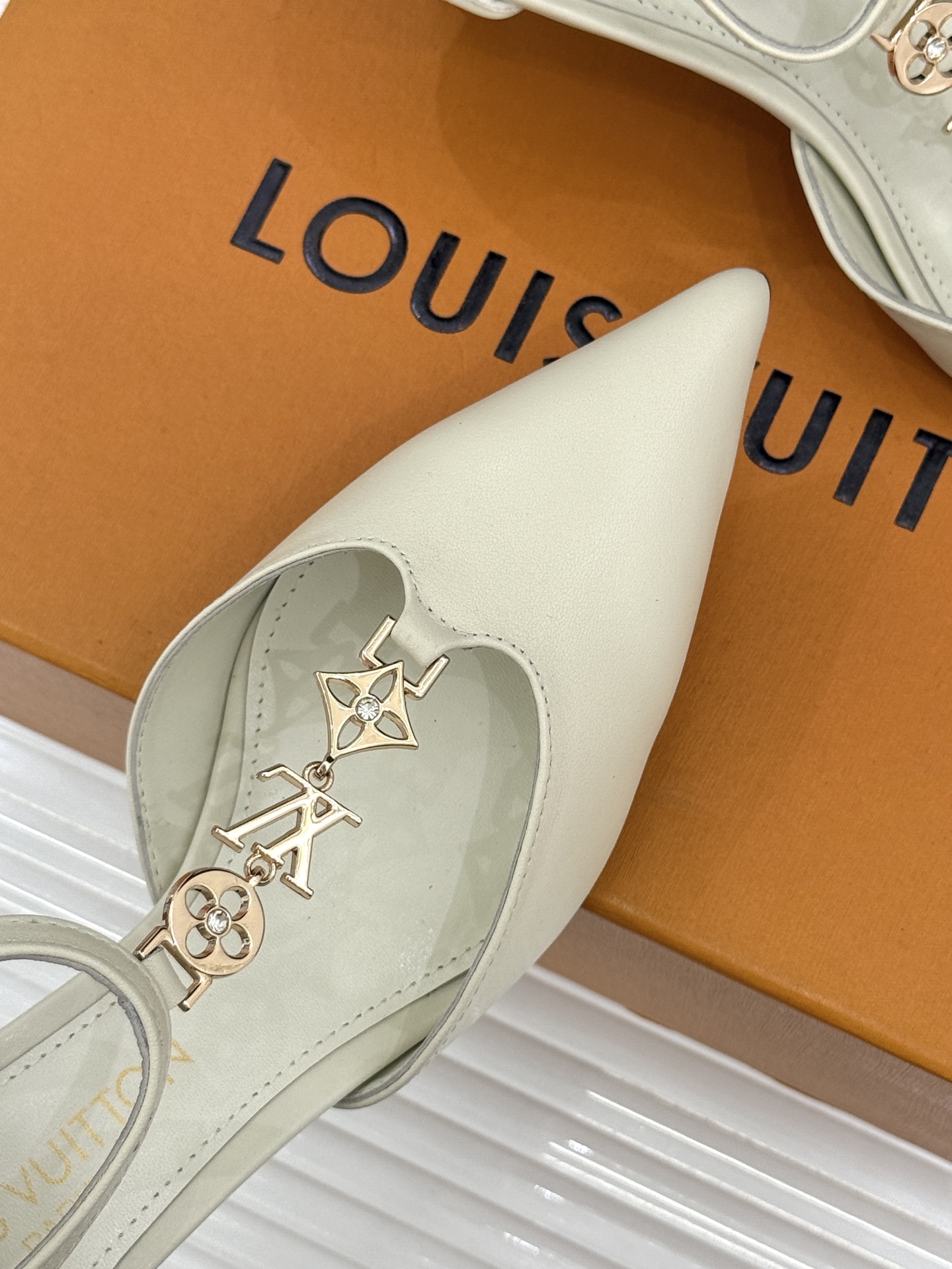 L*V驴牌经典T字带金属扣尖头高跟凉鞋驴家以极简线条重塑优雅将法式精致与品牌奢雅完美相融。利落尖头修饰脚