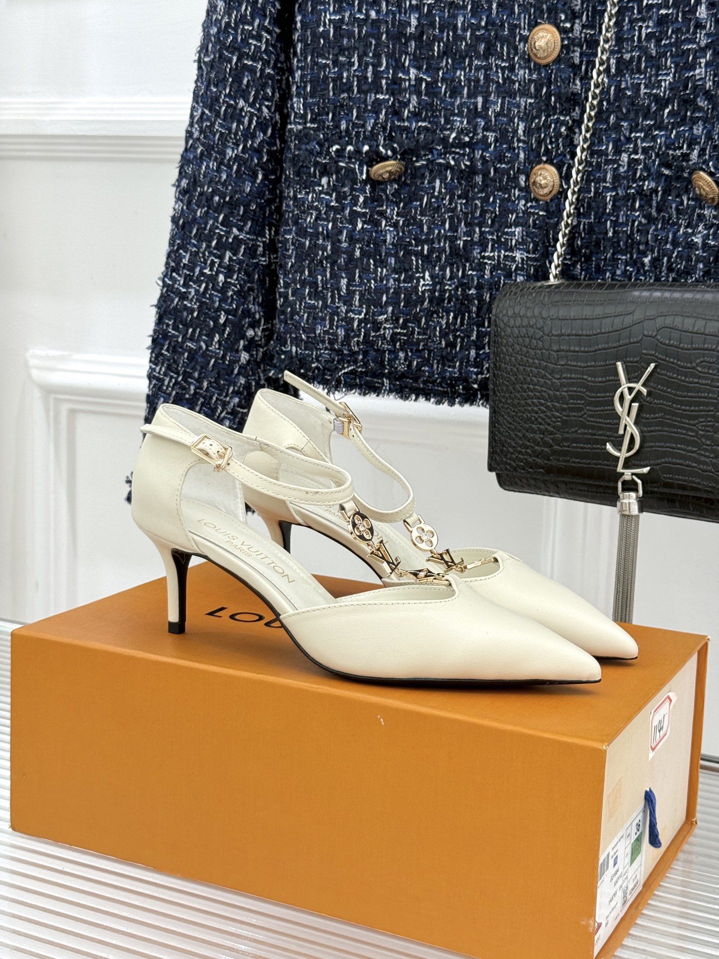 L*V驴牌经典T字带金属扣尖头高跟凉鞋驴家以极简线条重塑优雅将法式精致与品牌奢雅完美相融。利落尖头修饰脚