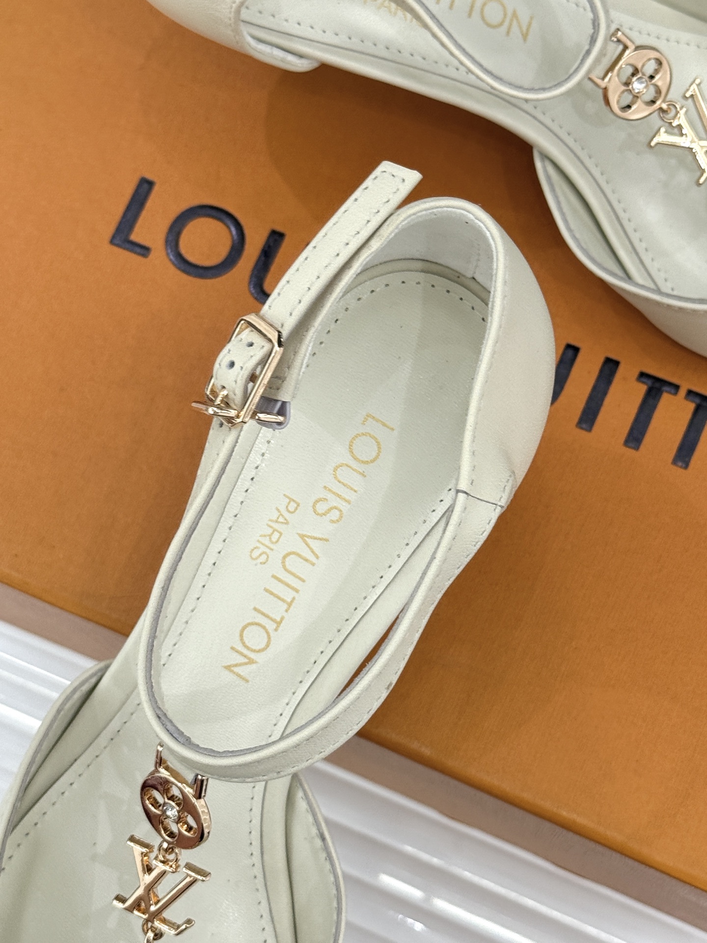 L*V驴牌经典T字带金属扣尖头高跟凉鞋驴家以极简线条重塑优雅将法式精致与品牌奢雅完美相融。利落尖头修饰脚