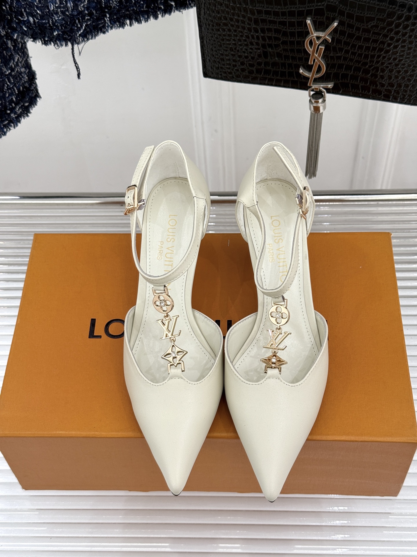 L*V驴牌经典T字带金属扣尖头高跟凉鞋驴家以极简线条重塑优雅将法式精致与品牌奢雅完美相融。利落尖头修饰脚