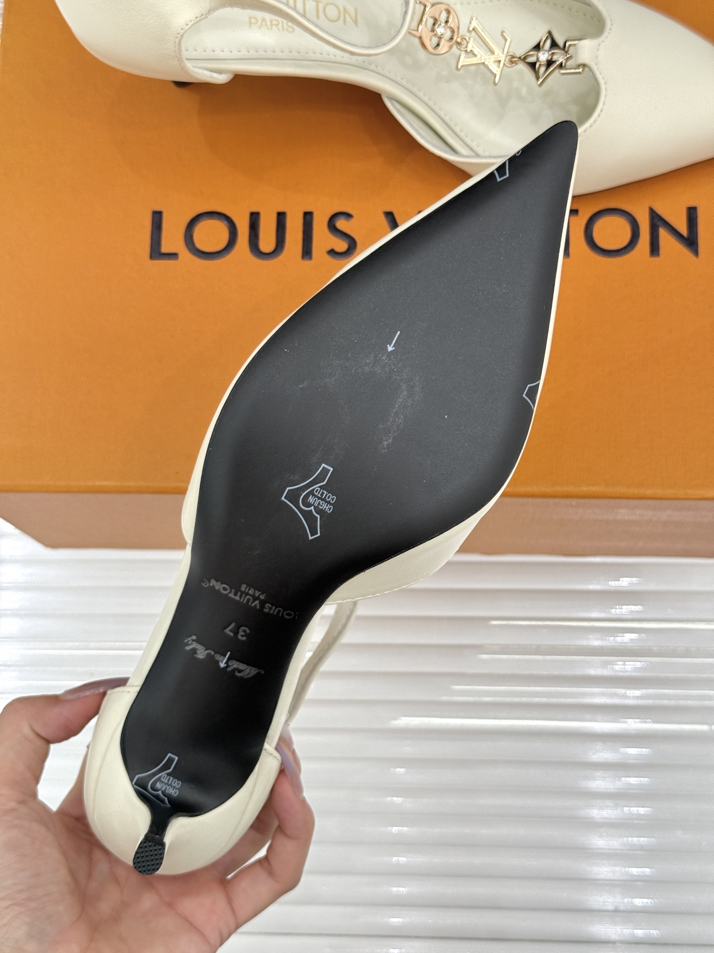 L*V驴牌经典T字带金属扣尖头高跟凉鞋驴家以极简线条重塑优雅将法式精致与品牌奢雅完美相融。利落尖头修饰脚