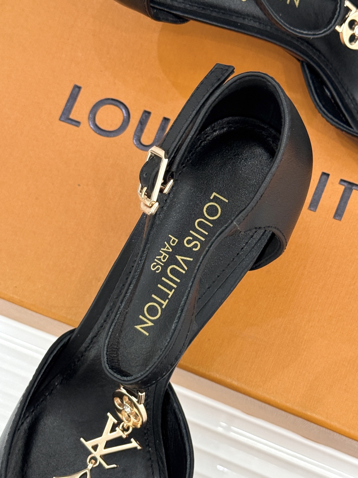 L*V驴牌经典T字带金属扣尖头高跟凉鞋驴家以极简线条重塑优雅将法式精致与品牌奢雅完美相融。利落尖头修饰脚