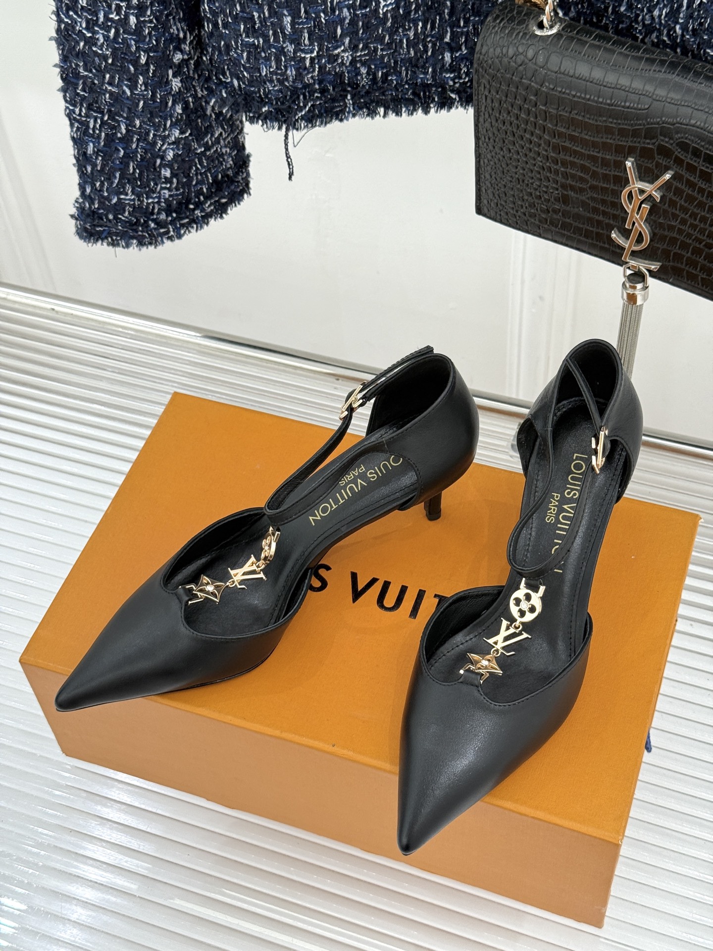 L*V驴牌经典T字带金属扣尖头高跟凉鞋驴家以极简线条重塑优雅将法式精致与品牌奢雅完美相融。利落尖头修饰脚