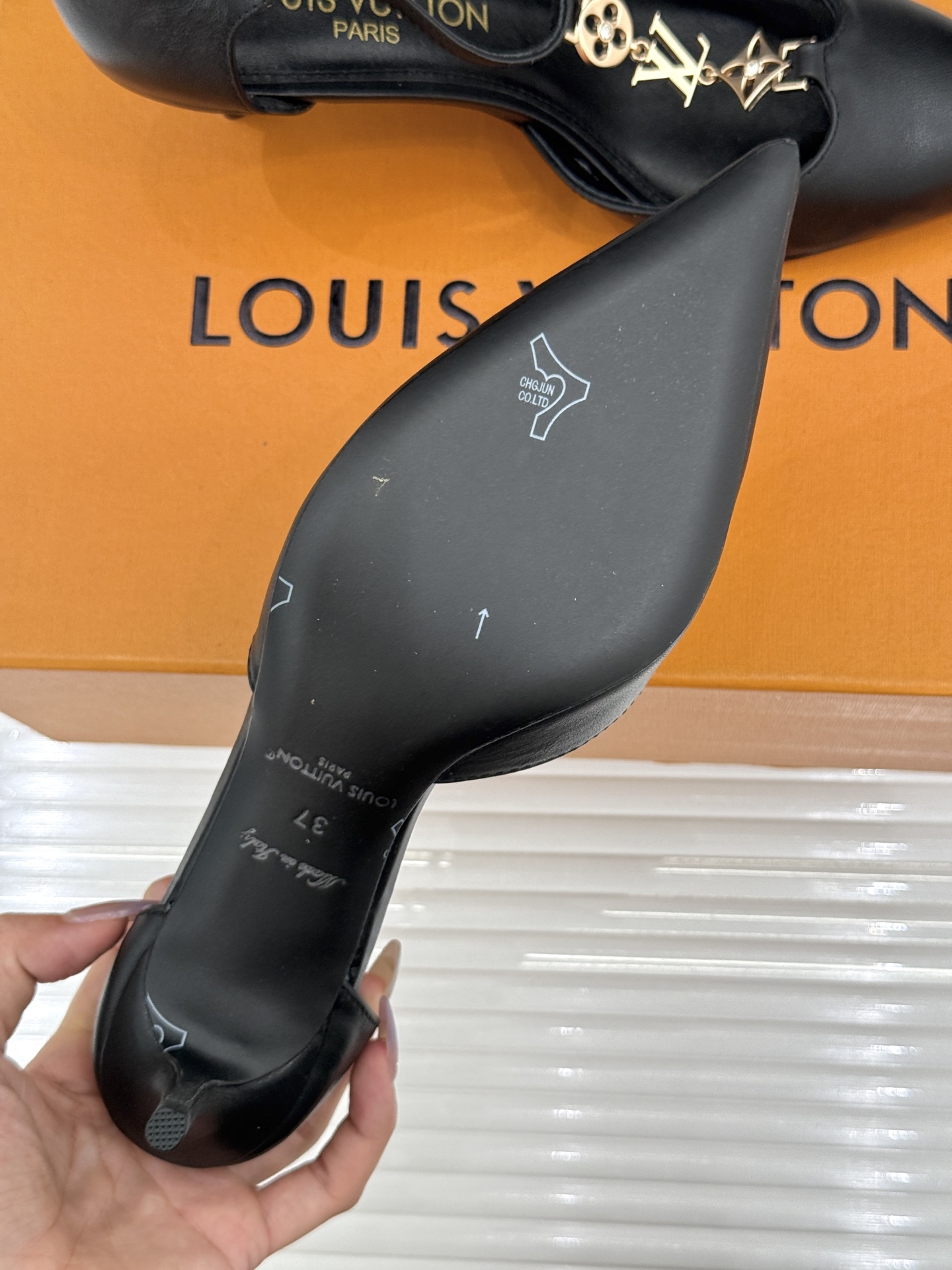 L*V驴牌经典T字带金属扣尖头高跟凉鞋驴家以极简线条重塑优雅将法式精致与品牌奢雅完美相融。利落尖头修饰脚