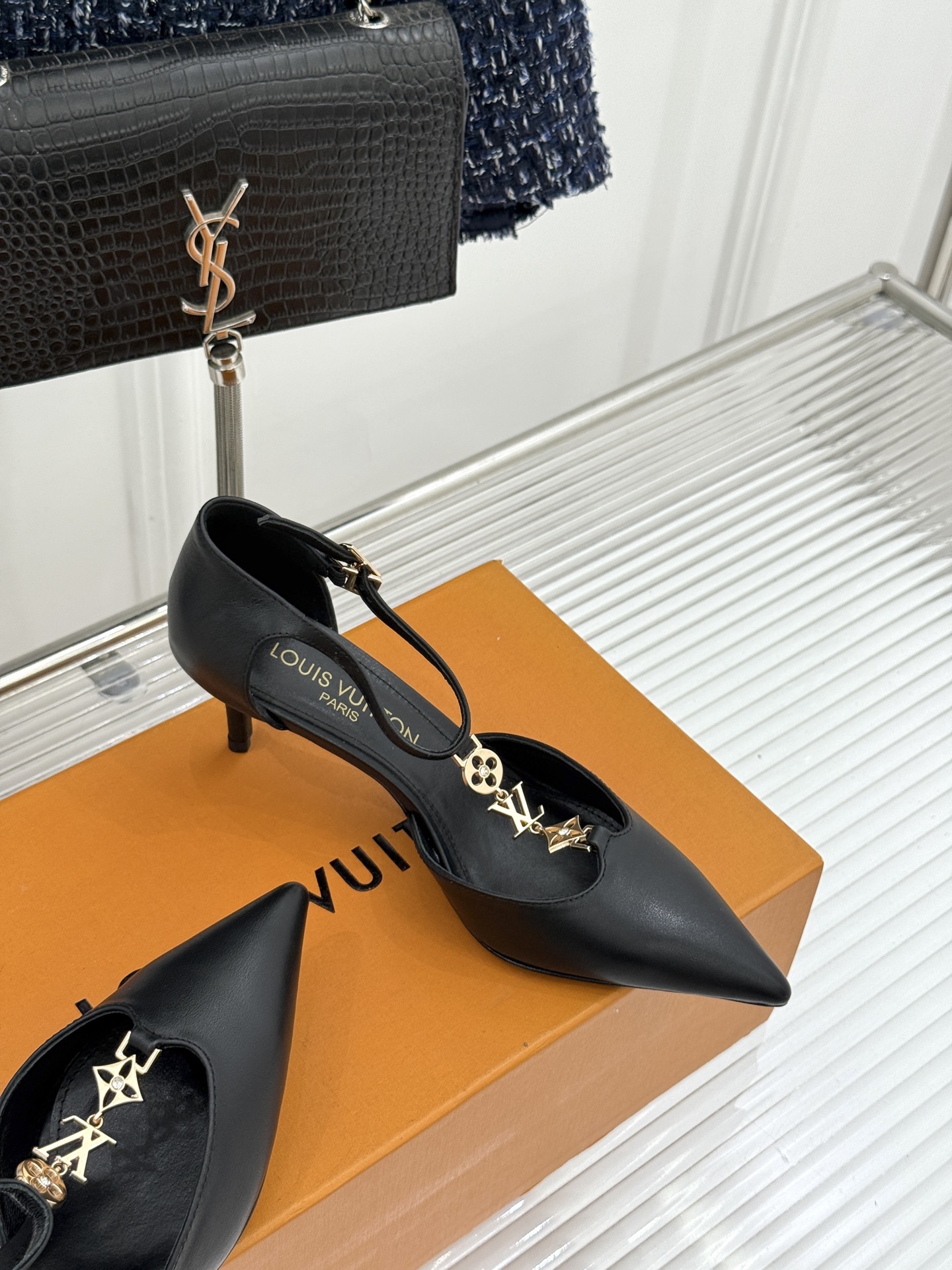 L*V驴牌经典T字带金属扣尖头高跟凉鞋驴家以极简线条重塑优雅将法式精致与品牌奢雅完美相融。利落尖头修饰脚