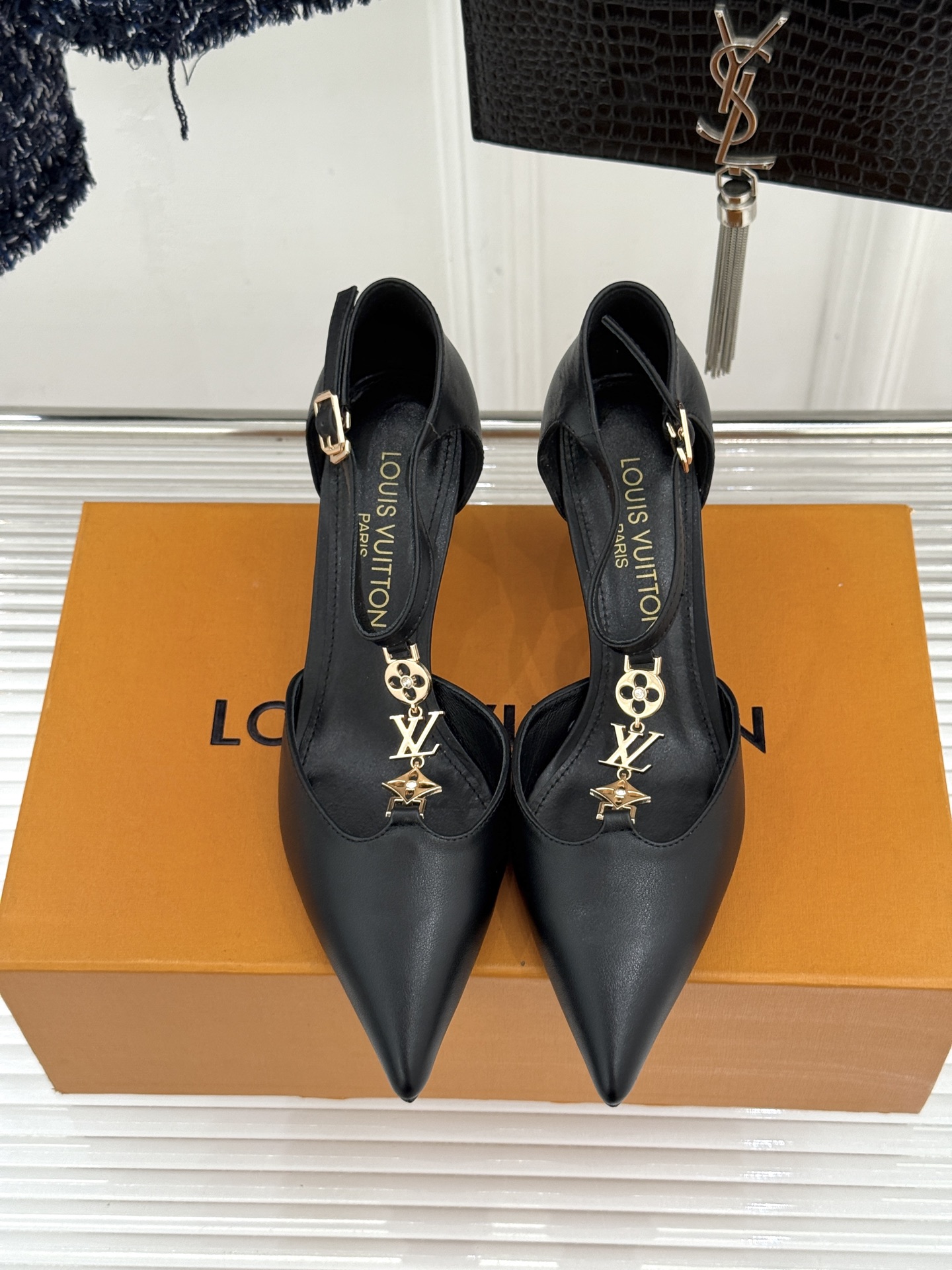 L*V驴牌经典T字带金属扣尖头高跟凉鞋驴家以极简线条重塑优雅将法式精致与品牌奢雅完美相融。利落尖头修饰脚