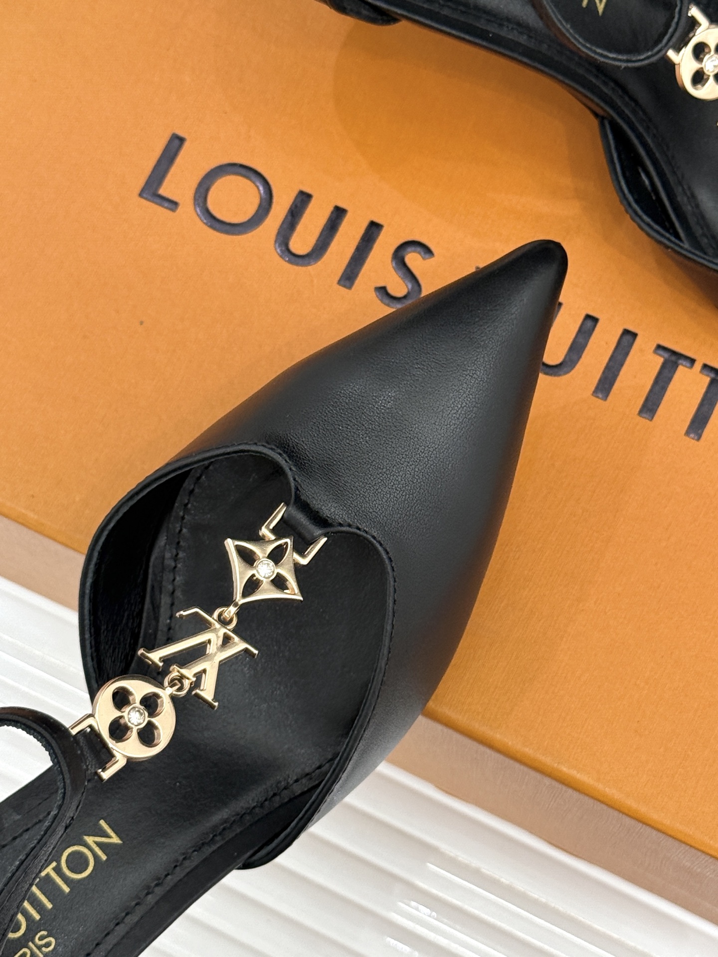 L*V驴牌经典T字带金属扣尖头高跟凉鞋驴家以极简线条重塑优雅将法式精致与品牌奢雅完美相融。利落尖头修饰脚