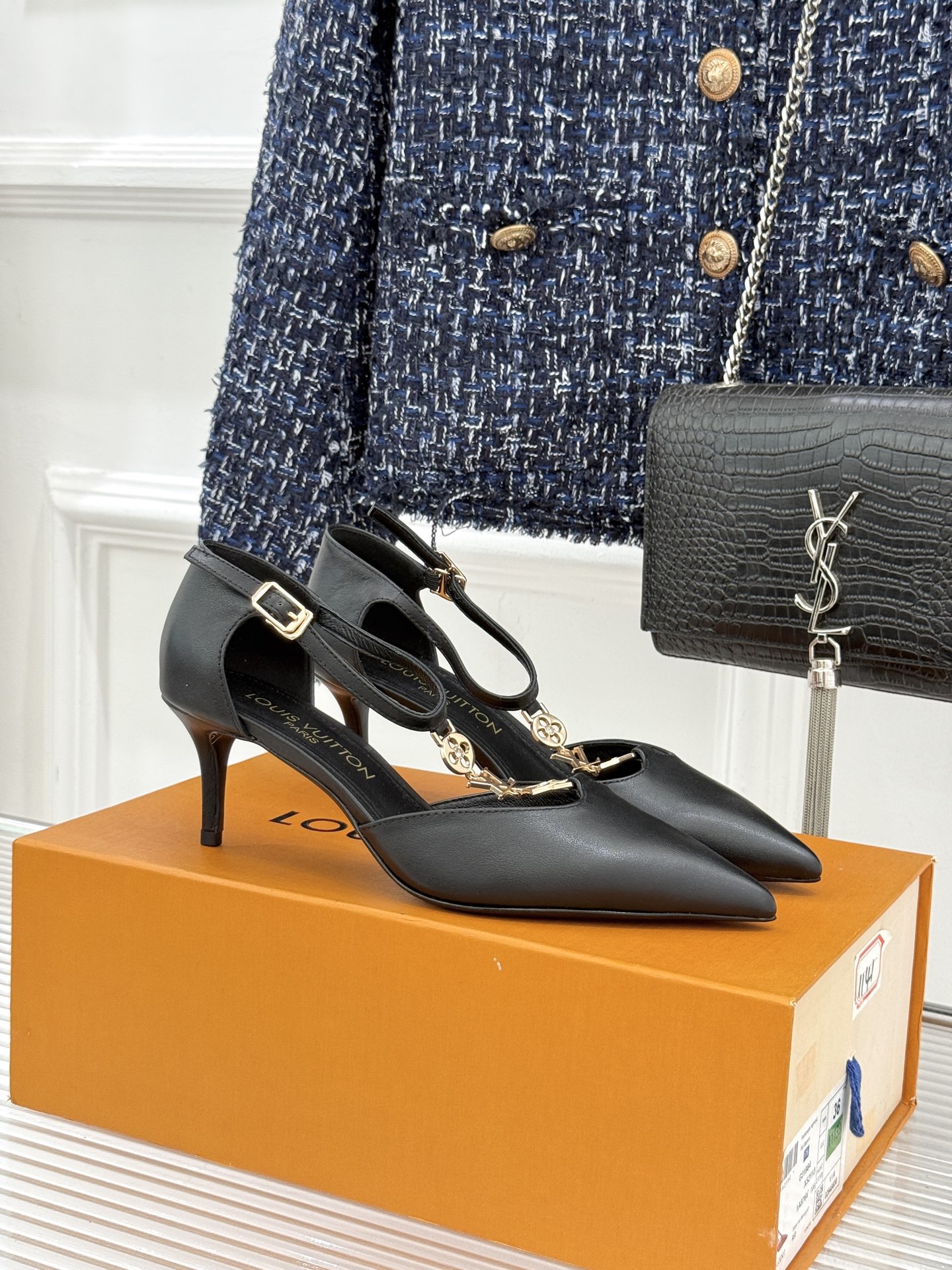 L*V驴牌经典T字带金属扣尖头高跟凉鞋驴家以极简线条重塑优雅将法式精致与品牌奢雅完美相融。利落尖头修饰脚