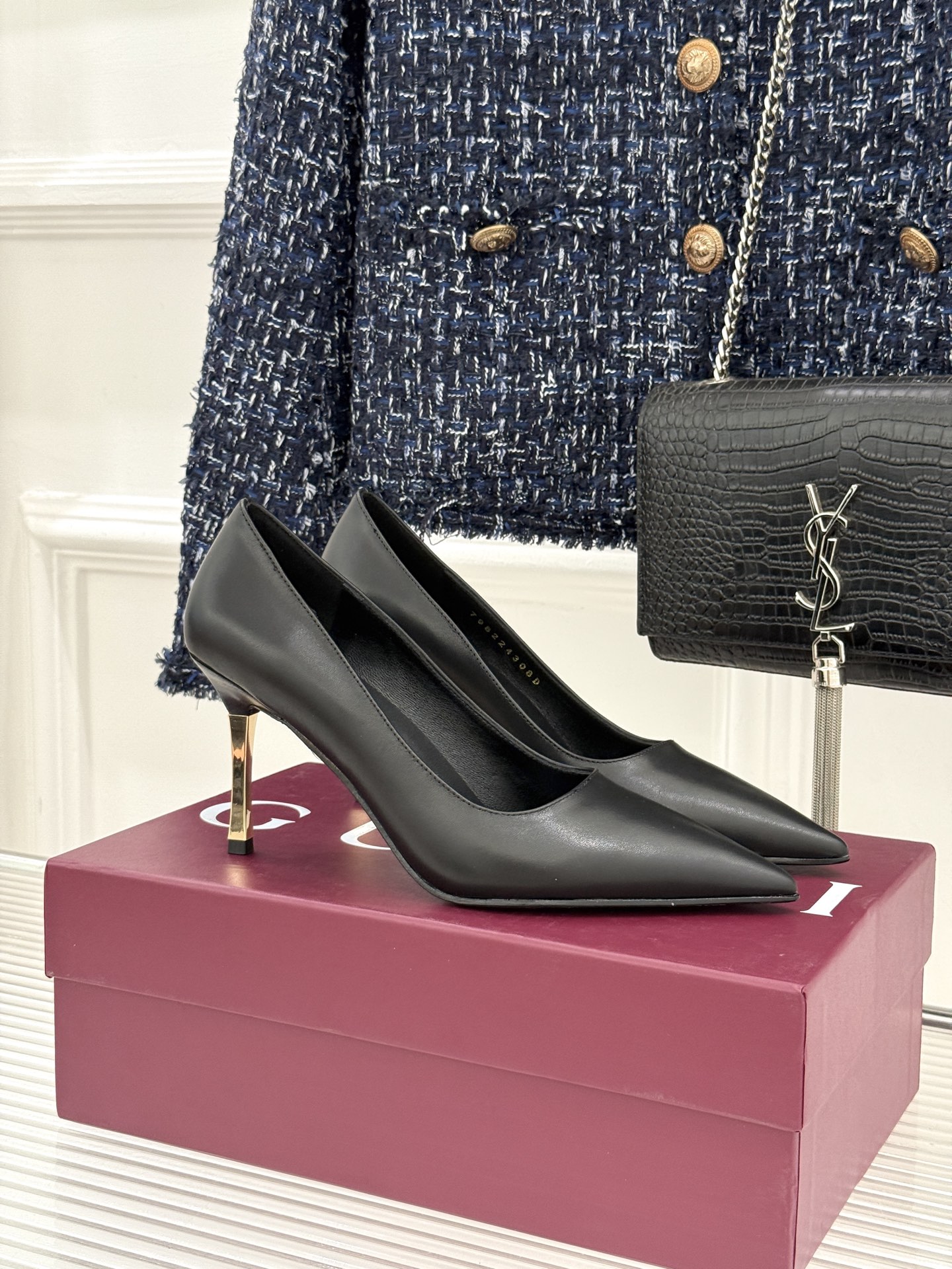 Gucci/古驰26WF新品极简尖头金属跟高跟鞋以极简主义重塑意式高级感 。利落尖头精准拉长腿部线条核心