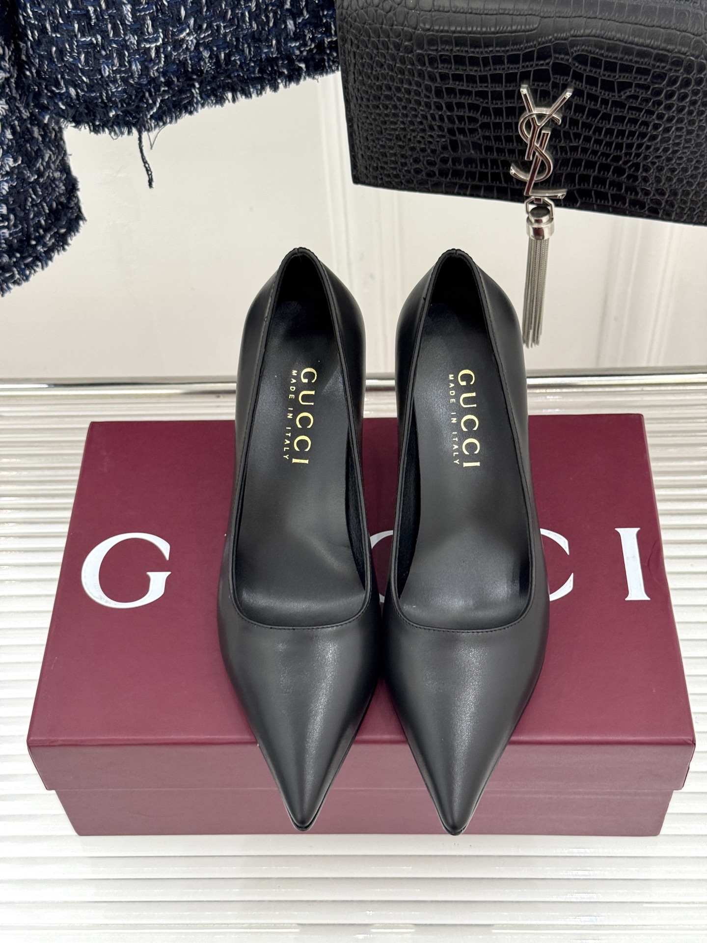 Gucci/古驰26WF新品极简尖头金属跟高跟鞋以极简主义重塑意式高级感 。利落尖头精准拉长腿部线条核心