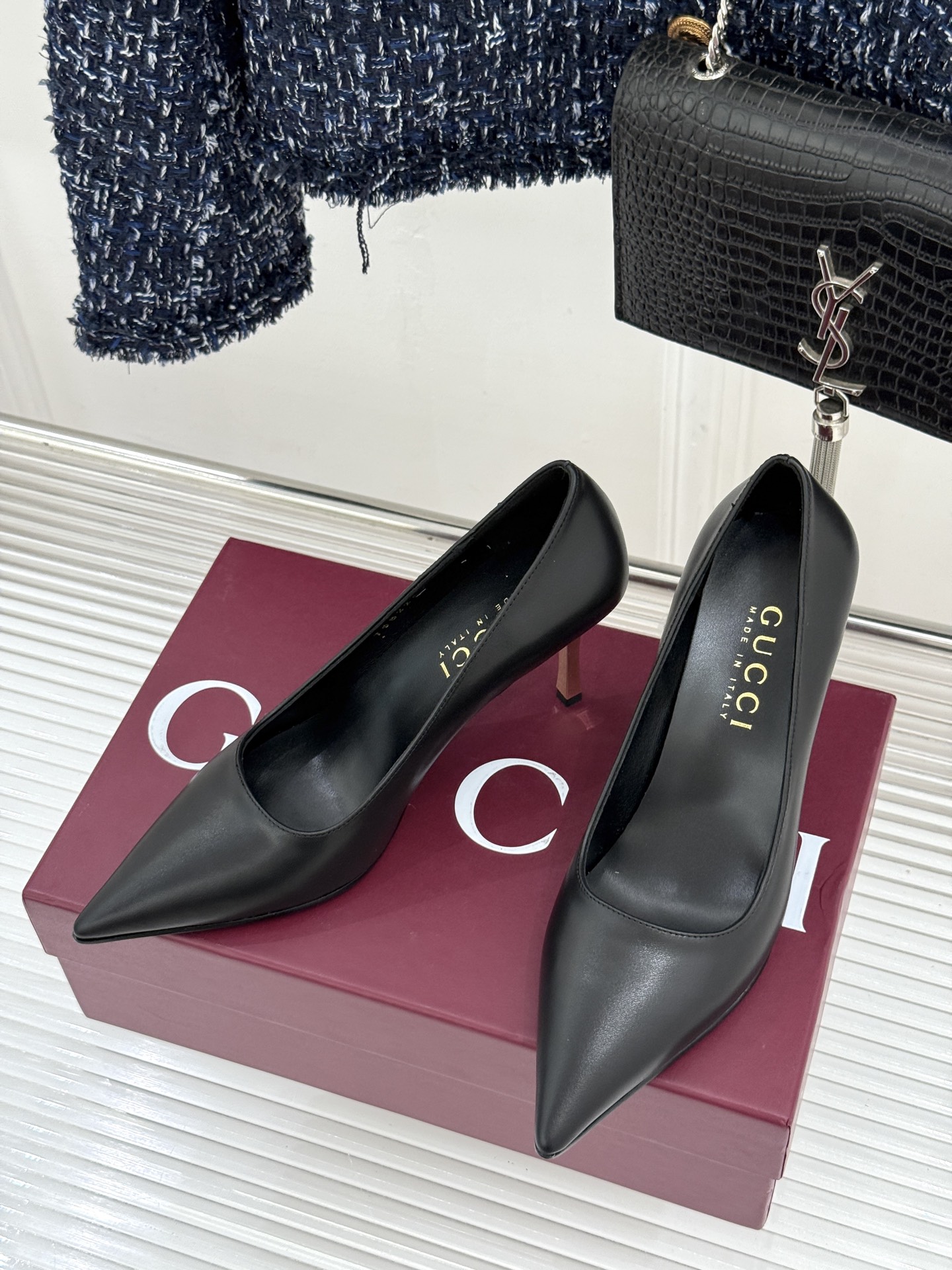 Gucci/古驰26WF新品极简尖头金属跟高跟鞋以极简主义重塑意式高级感 。利落尖头精准拉长腿部线条核心