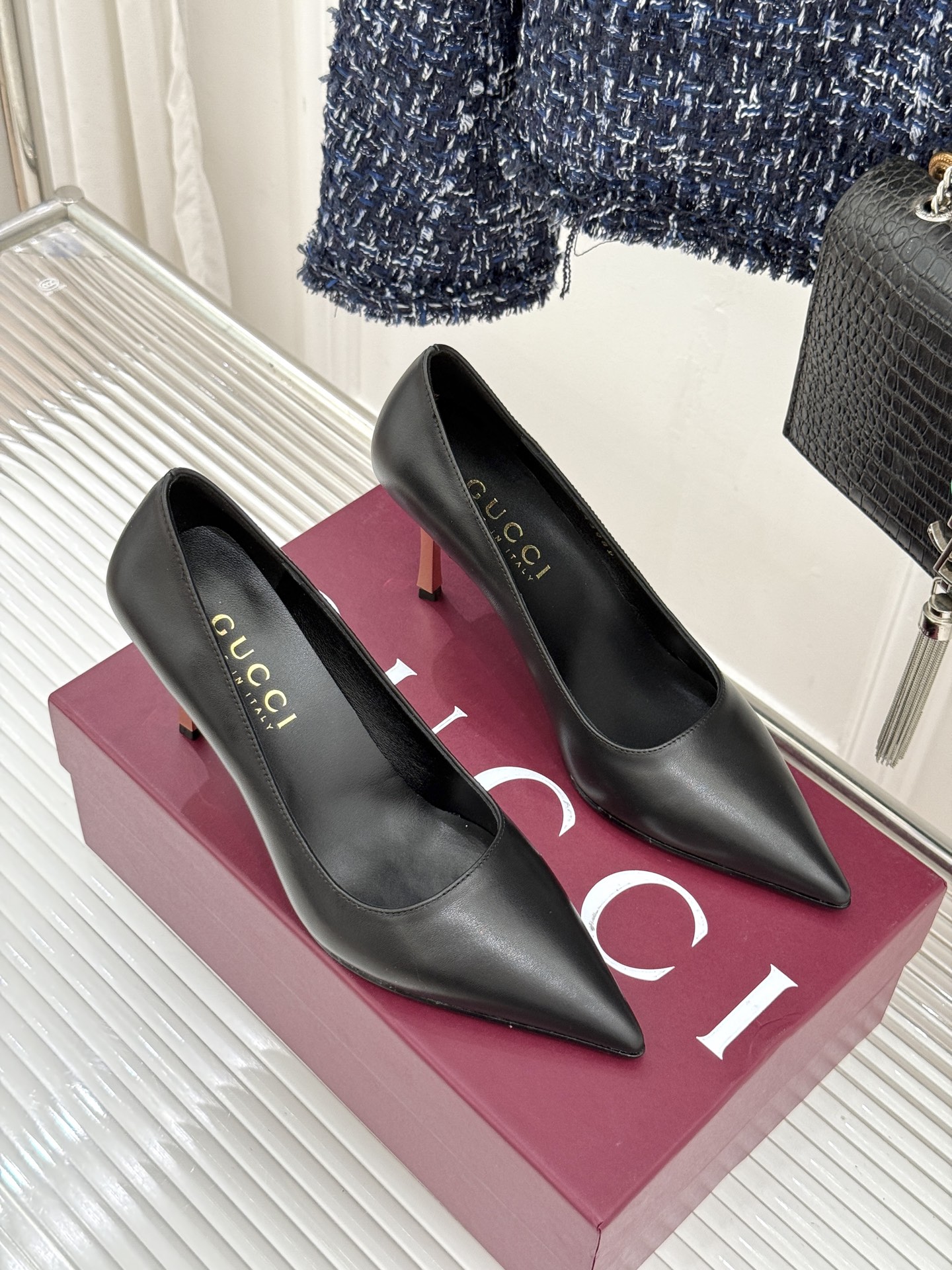 Gucci/古驰26WF新品极简尖头金属跟高跟鞋以极简主义重塑意式高级感 。利落尖头精准拉长腿部线条核心