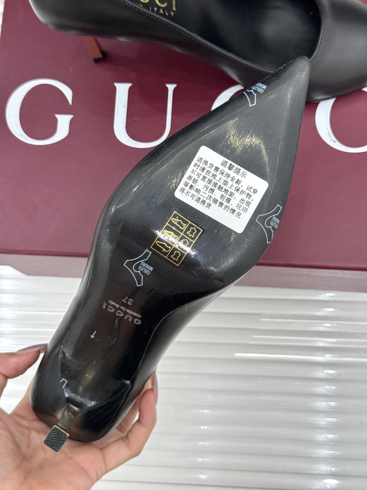 Gucci/古驰26WF新品极简尖头金属跟高跟鞋以极简主义重塑意式高级感 。利落尖头精准拉长腿部线条核心