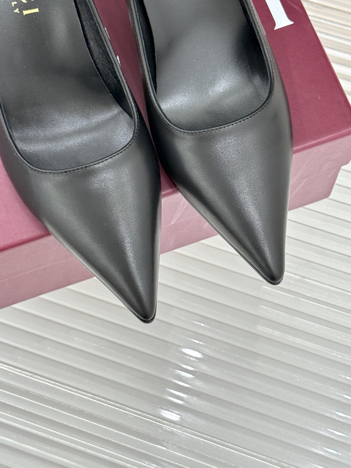 Gucci/古驰26WF新品极简尖头金属跟高跟鞋以极简主义重塑意式高级感 。利落尖头精准拉长腿部线条核心