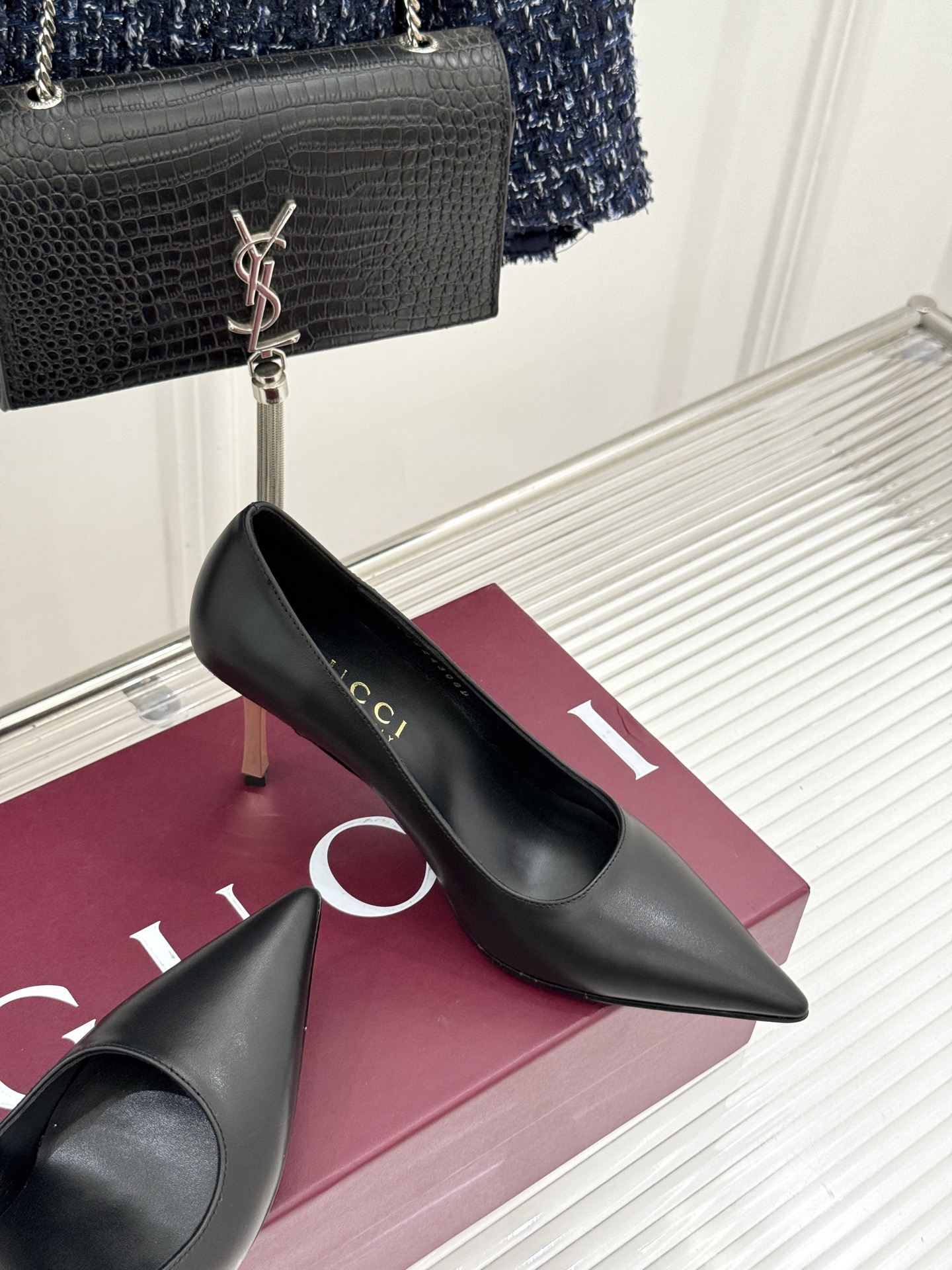 Gucci/古驰26WF新品极简尖头金属跟高跟鞋以极简主义重塑意式高级感 。利落尖头精准拉长腿部线条核心