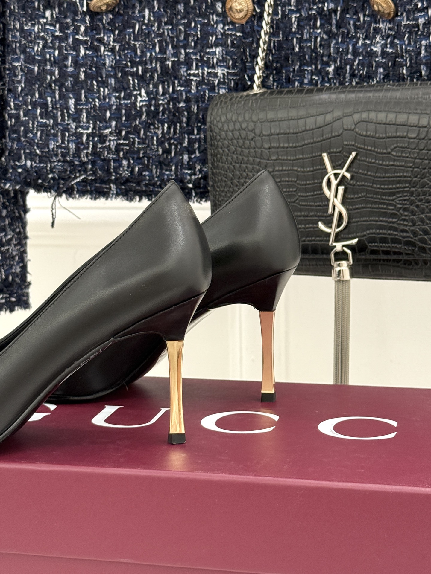 Gucci/古驰26WF新品极简尖头金属跟高跟鞋以极简主义重塑意式高级感 。利落尖头精准拉长腿部线条核心