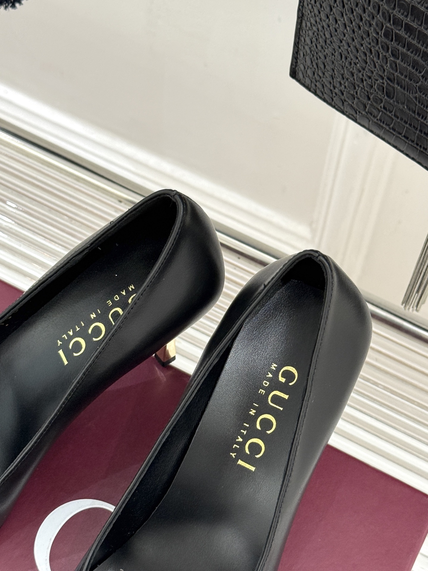 Gucci/古驰26WF新品极简尖头金属跟高跟鞋以极简主义重塑意式高级感 。利落尖头精准拉长腿部线条核心