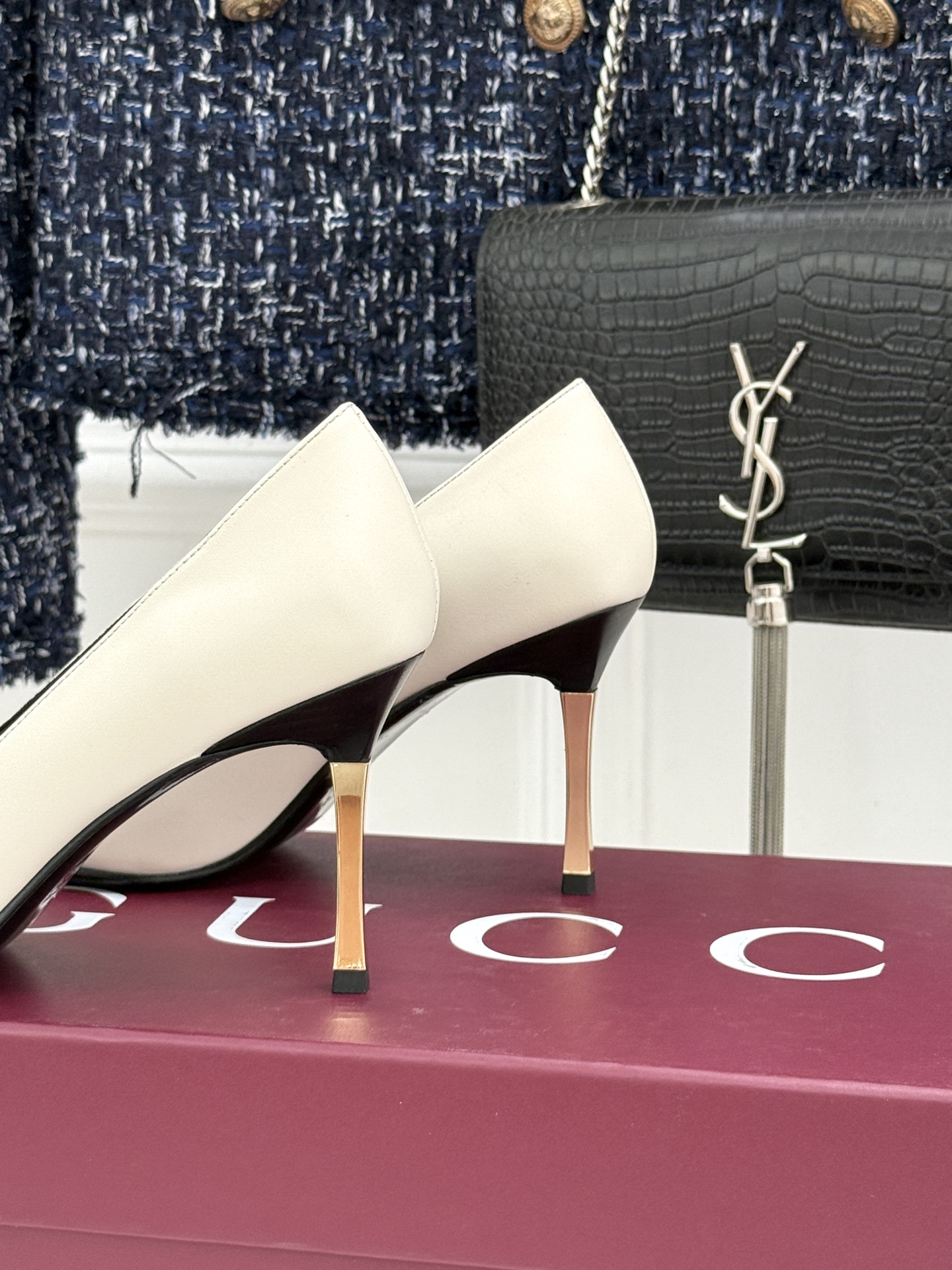 Gucci/古驰26WF新品极简尖头金属跟高跟鞋以极简主义重塑意式高级感 。利落尖头精准拉长腿部线条核心