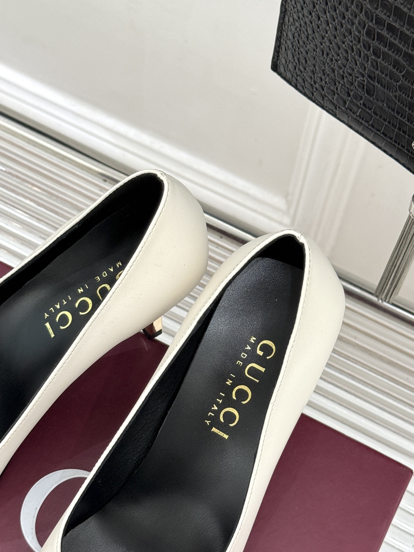 Gucci/古驰26WF新品极简尖头金属跟高跟鞋以极简主义重塑意式高级感 。利落尖头精准拉长腿部线条核心