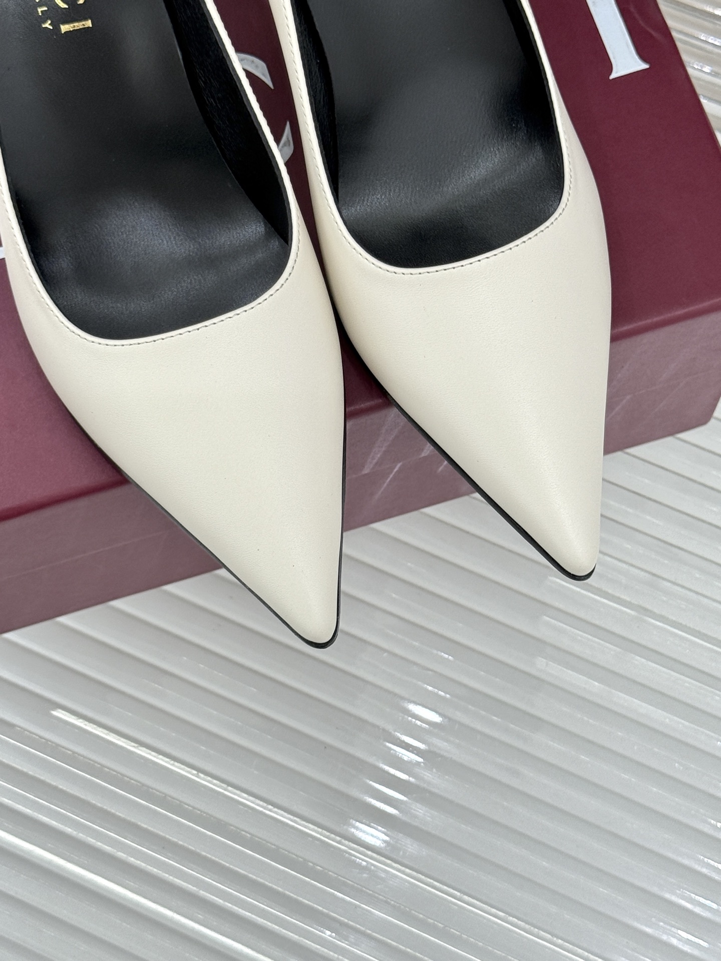 Gucci/古驰26WF新品极简尖头金属跟高跟鞋以极简主义重塑意式高级感 。利落尖头精准拉长腿部线条核心