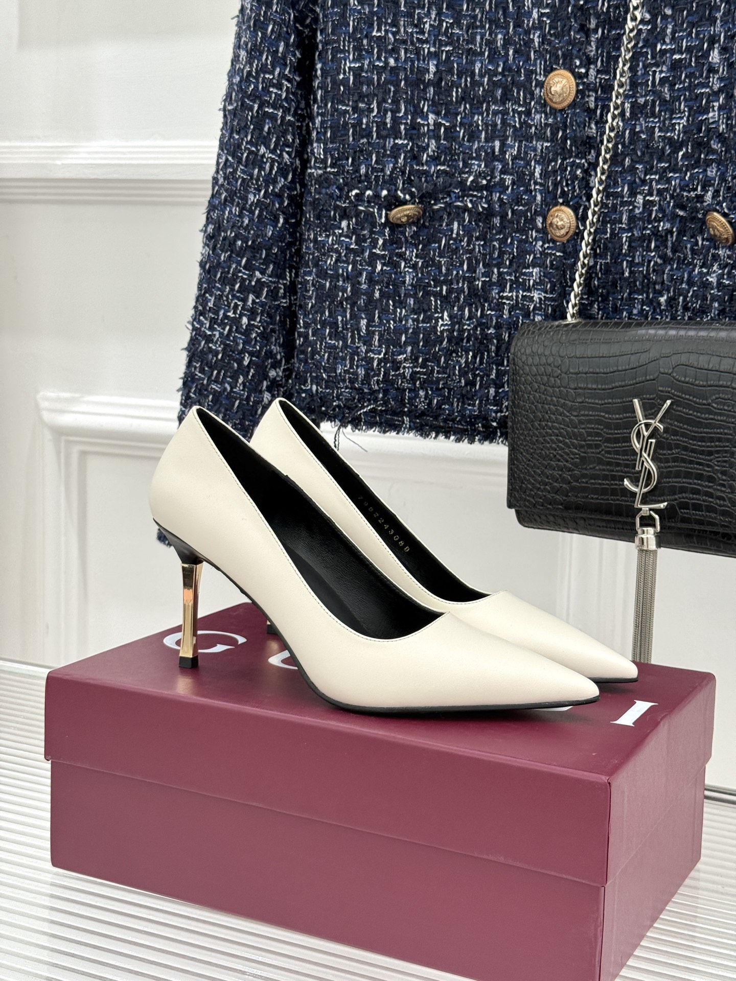 Gucci/古驰26WF新品极简尖头金属跟高跟鞋以极简主义重塑意式高级感 。利落尖头精准拉长腿部线条核心