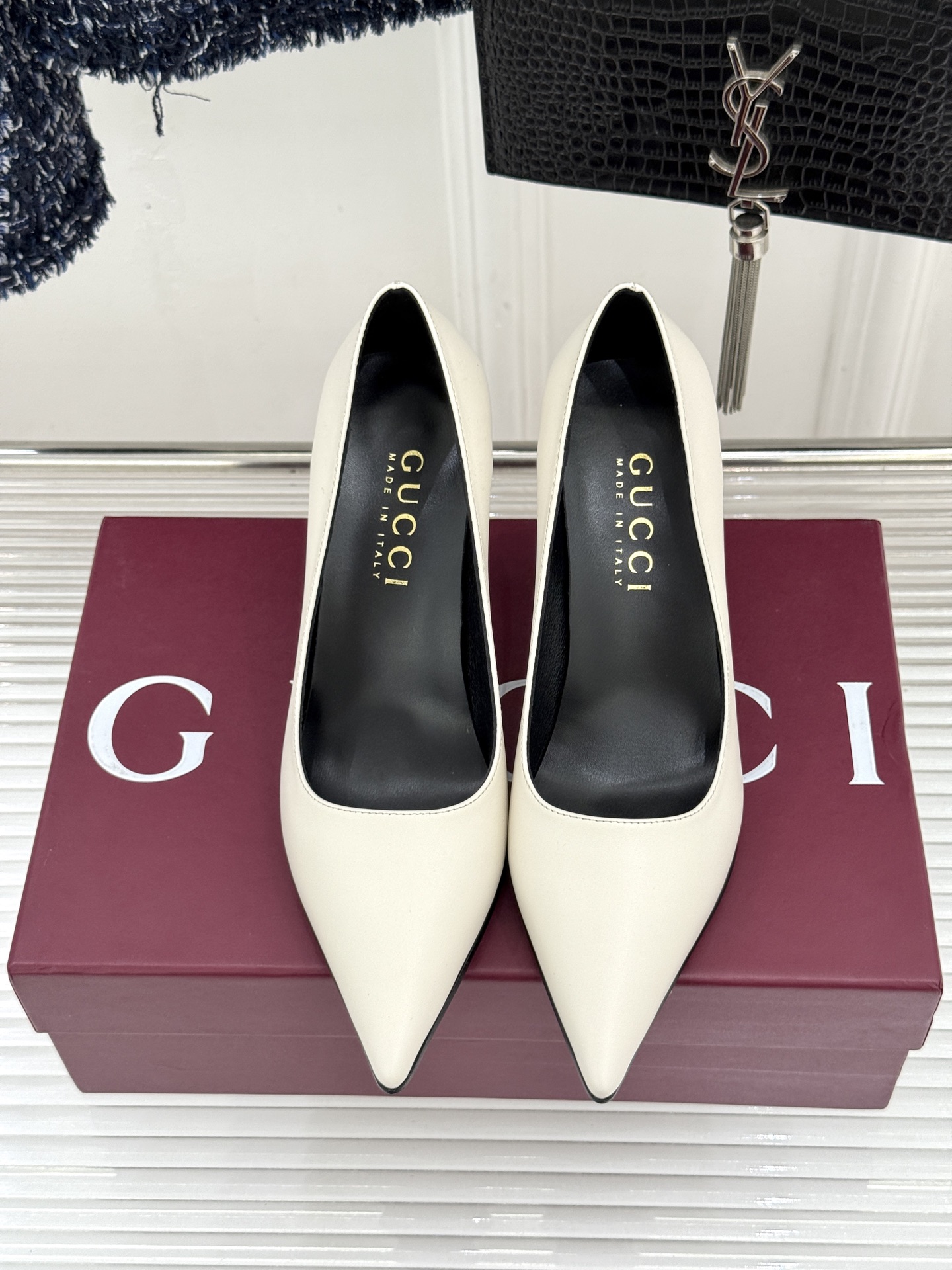 Gucci/古驰26WF新品极简尖头金属跟高跟鞋以极简主义重塑意式高级感 。利落尖头精准拉长腿部线条核心