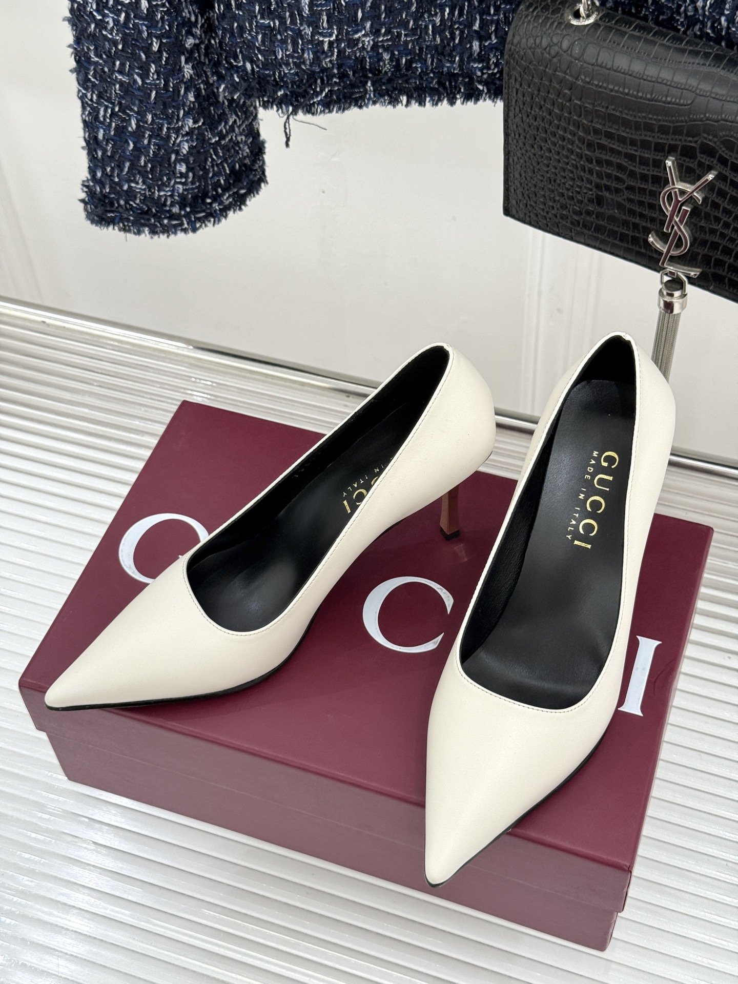 Gucci/古驰26WF新品极简尖头金属跟高跟鞋以极简主义重塑意式高级感 。利落尖头精准拉长腿部线条核心