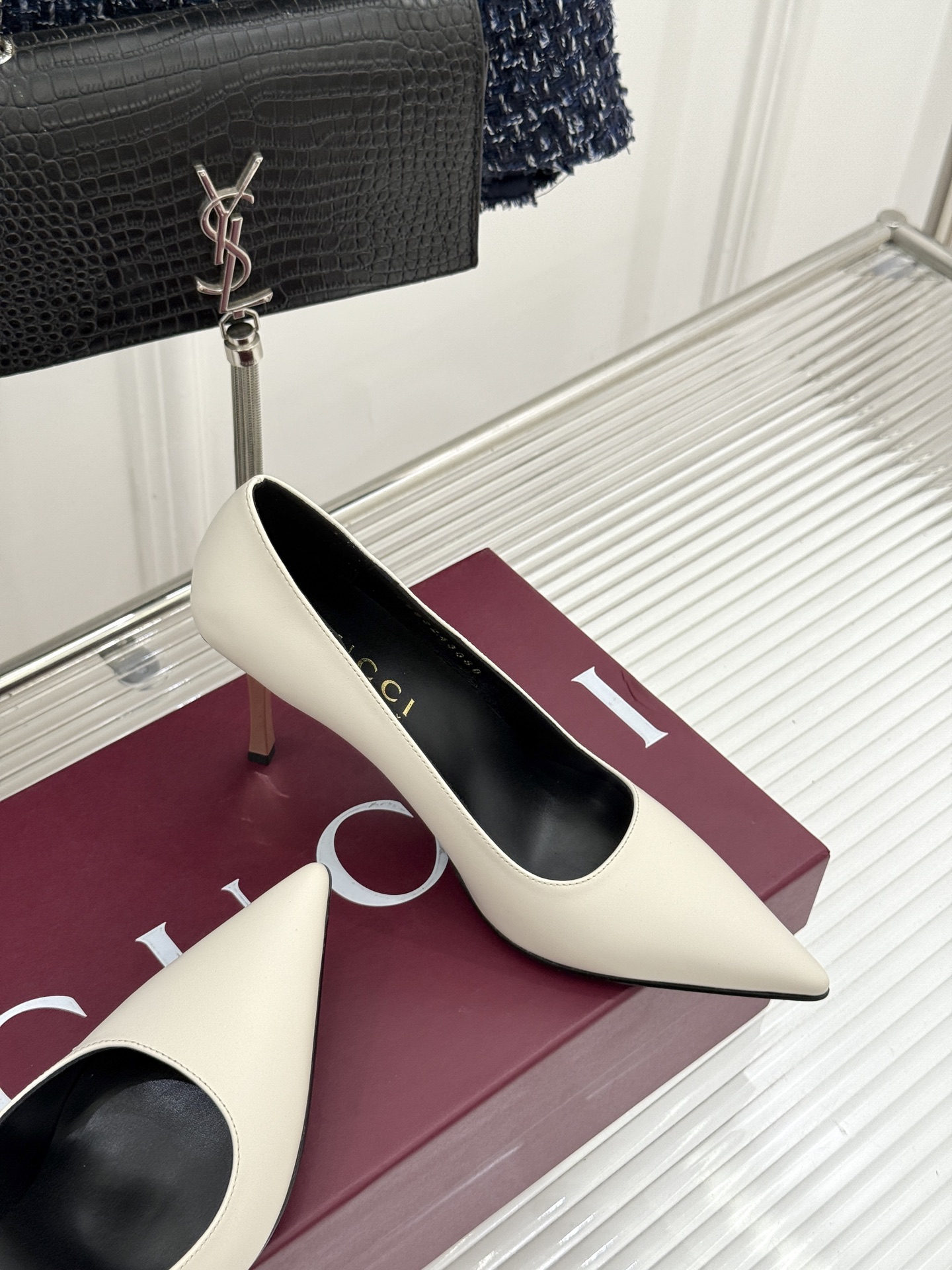 Gucci/古驰26WF新品极简尖头金属跟高跟鞋以极简主义重塑意式高级感 。利落尖头精准拉长腿部线条核心