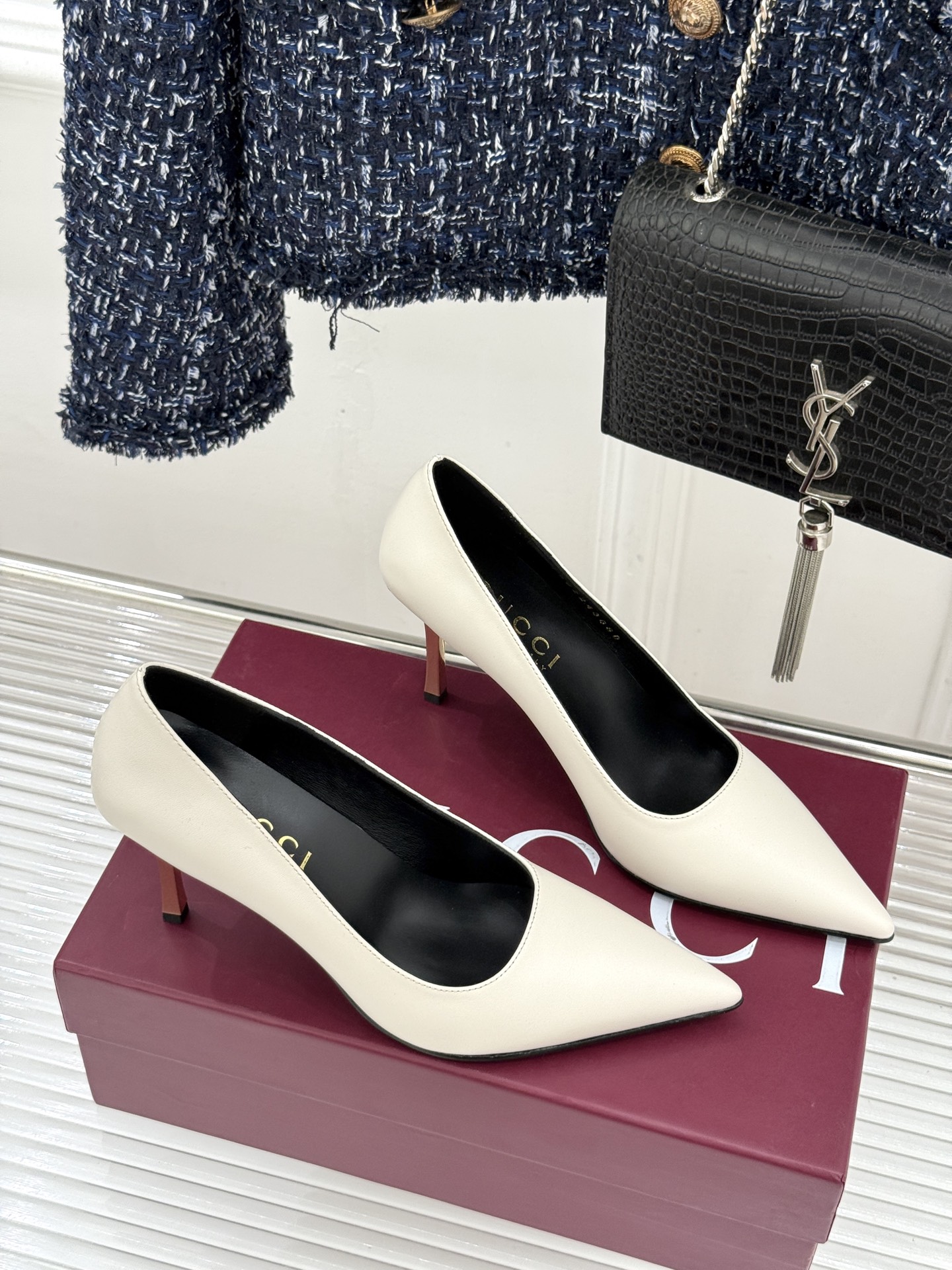 Gucci/古驰26WF新品极简尖头金属跟高跟鞋以极简主义重塑意式高级感 。利落尖头精准拉长腿部线条核心