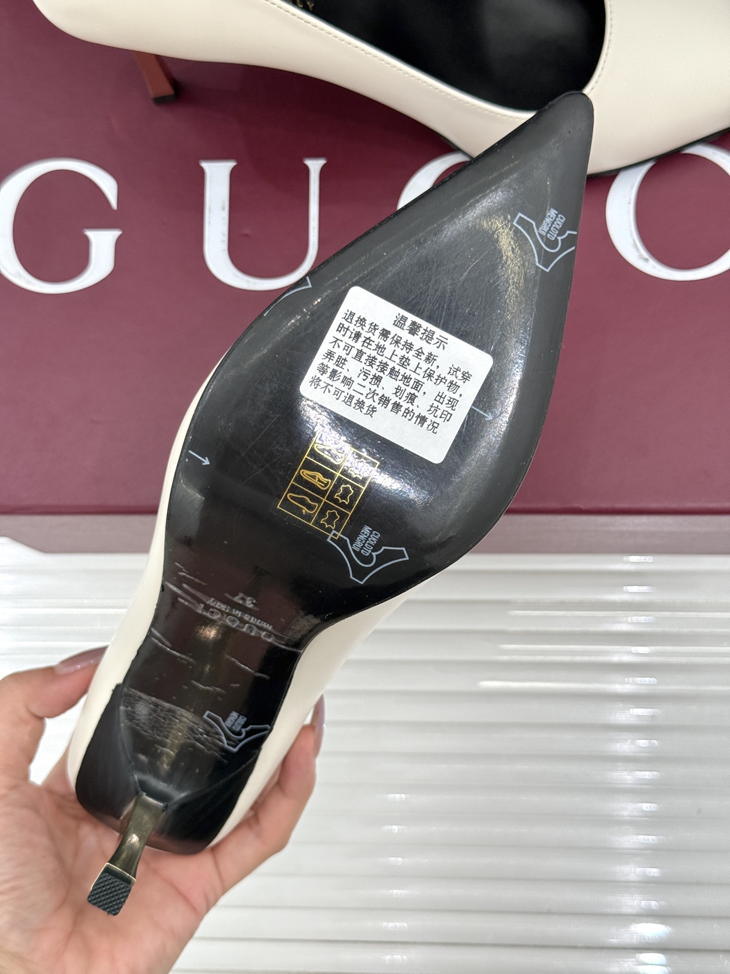 Gucci/古驰26WF新品极简尖头金属跟高跟鞋以极简主义重塑意式高级感 。利落尖头精准拉长腿部线条核心