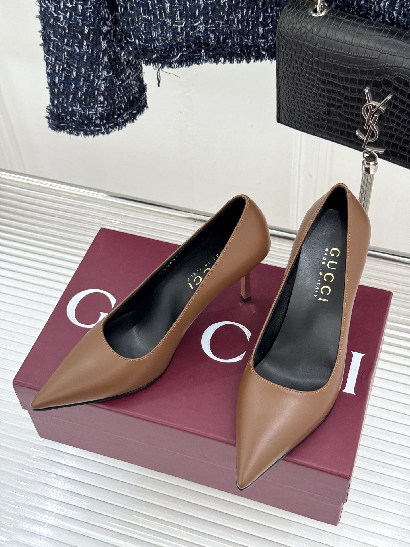 Gucci/古驰26WF新品极简尖头金属跟高跟鞋以极简主义重塑意式高级感 。利落尖头精准拉长腿部线条核心