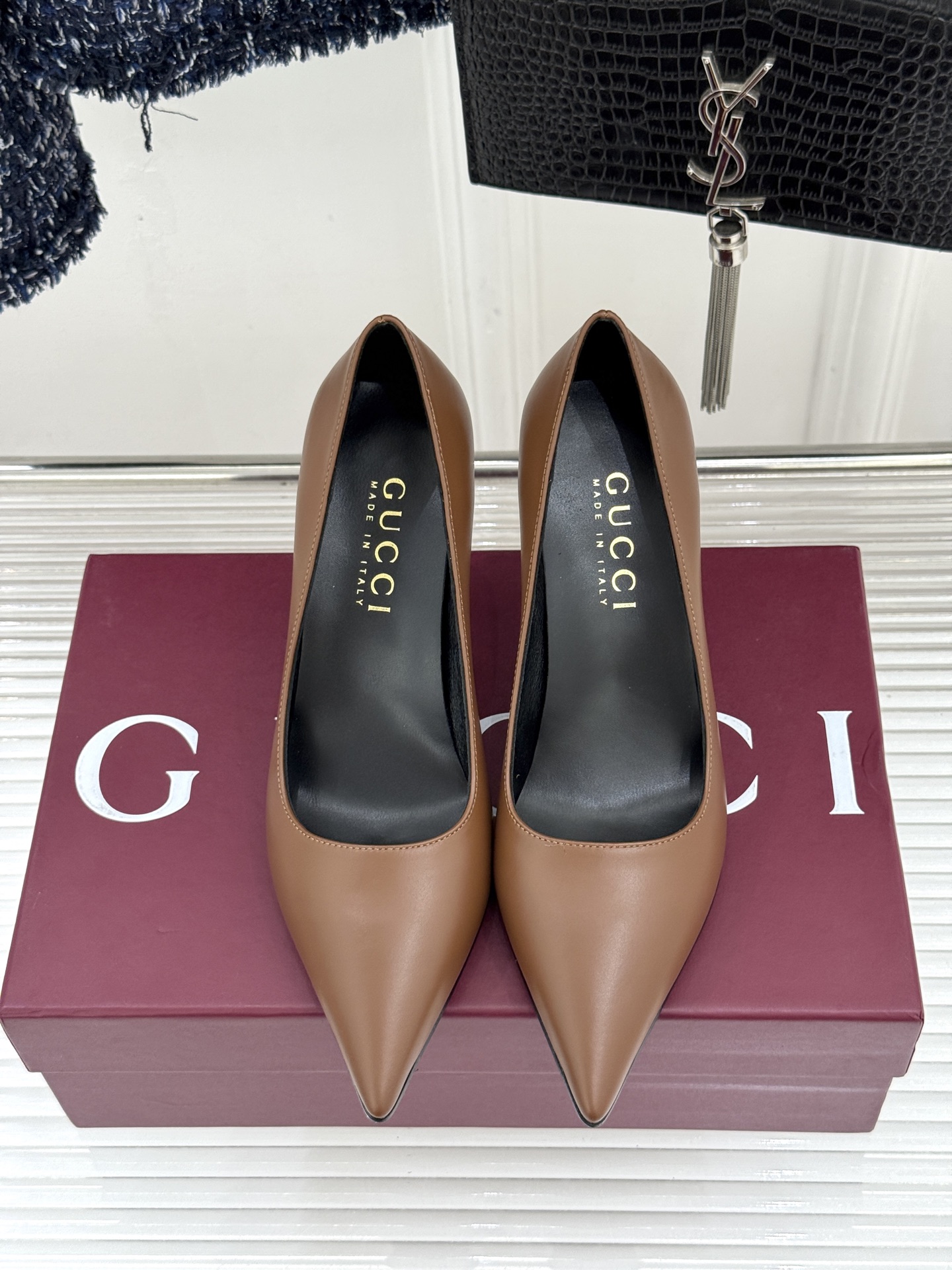 Gucci/古驰26WF新品极简尖头金属跟高跟鞋以极简主义重塑意式高级感 。利落尖头精准拉长腿部线条核心