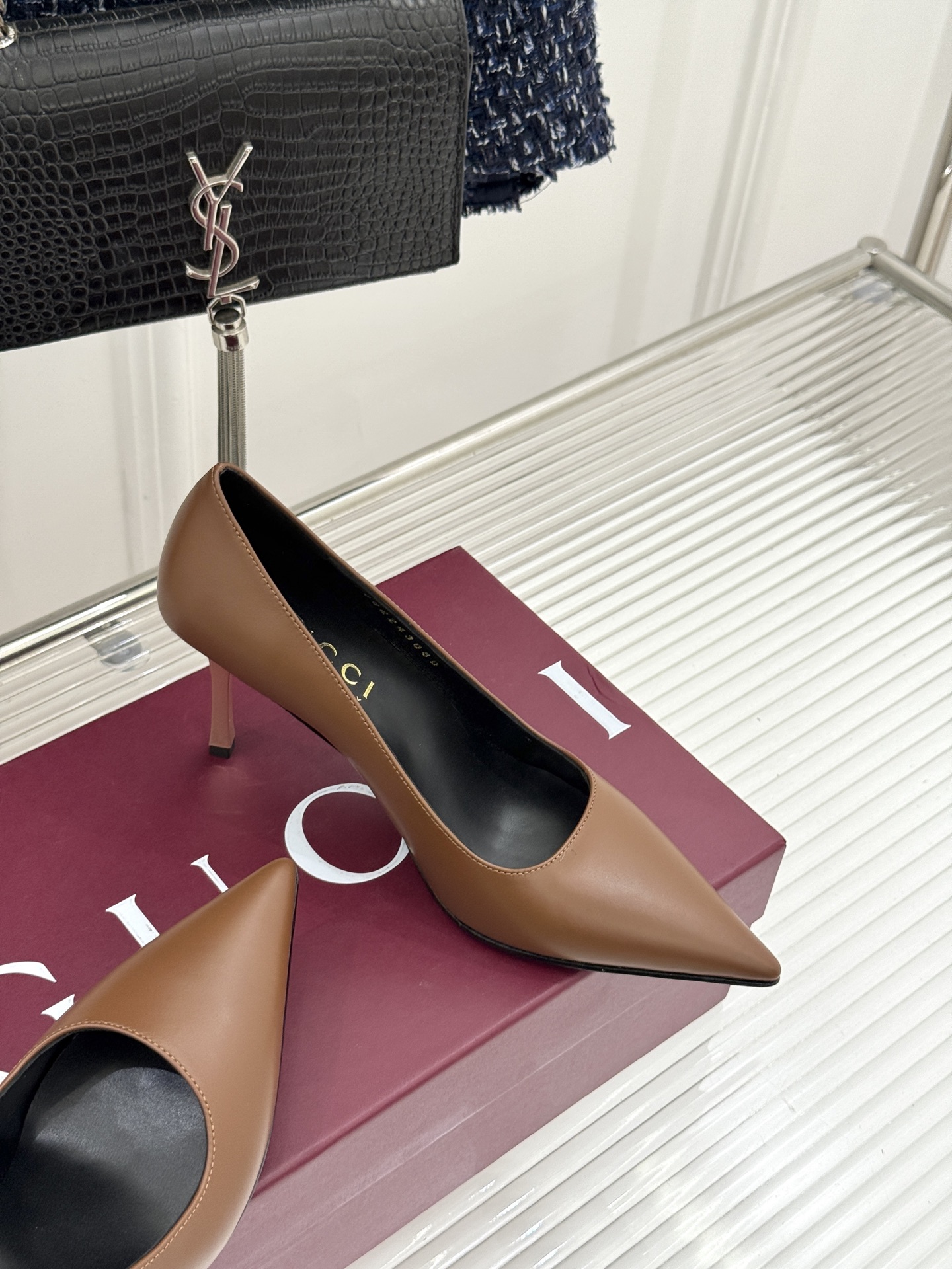 Gucci/古驰26WF新品极简尖头金属跟高跟鞋以极简主义重塑意式高级感 。利落尖头精准拉长腿部线条核心