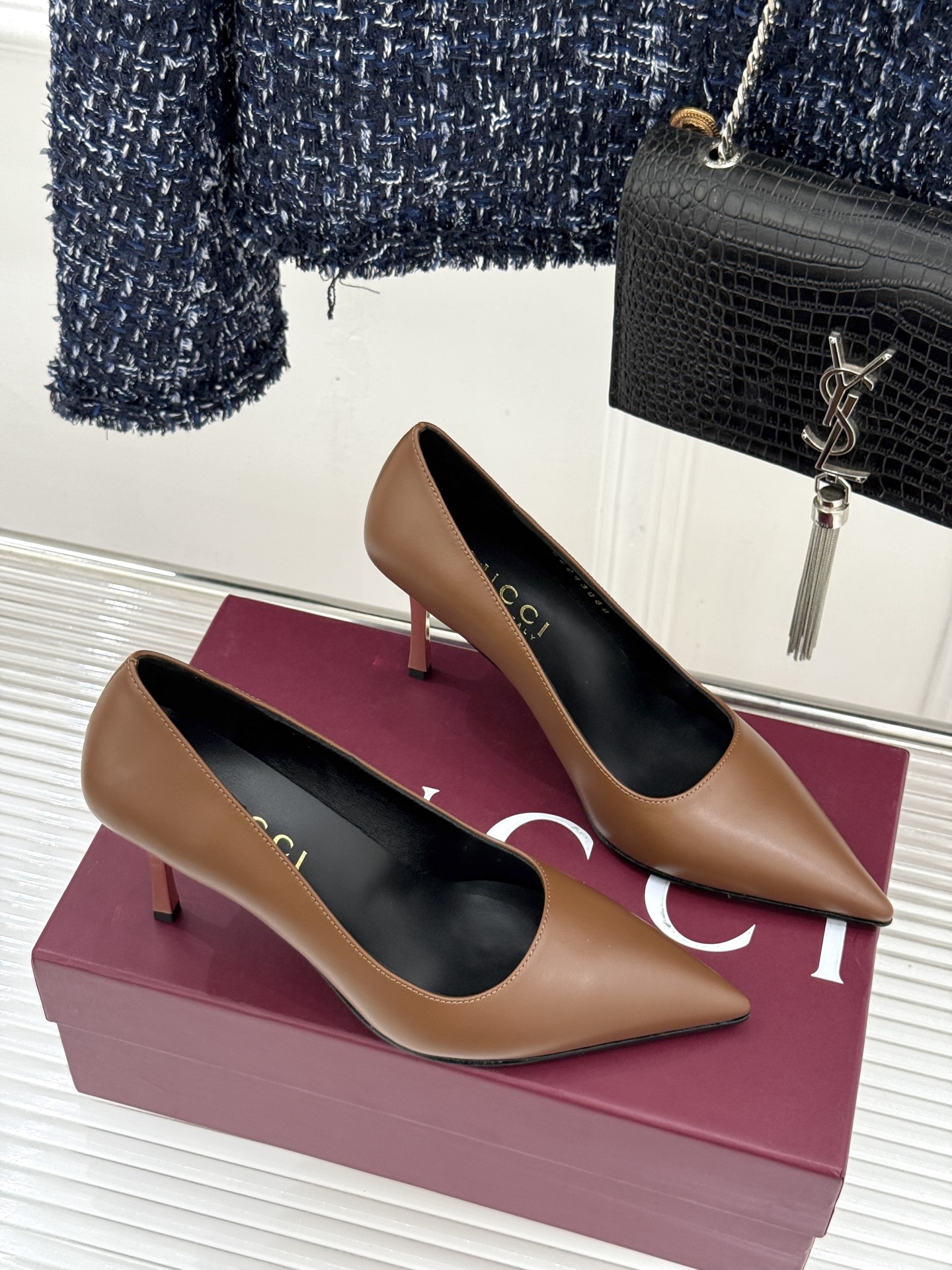 Gucci/古驰26WF新品极简尖头金属跟高跟鞋以极简主义重塑意式高级感 。利落尖头精准拉长腿部线条核心