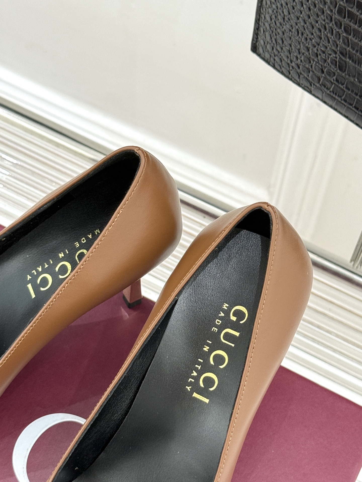 Gucci/古驰26WF新品极简尖头金属跟高跟鞋以极简主义重塑意式高级感 。利落尖头精准拉长腿部线条核心