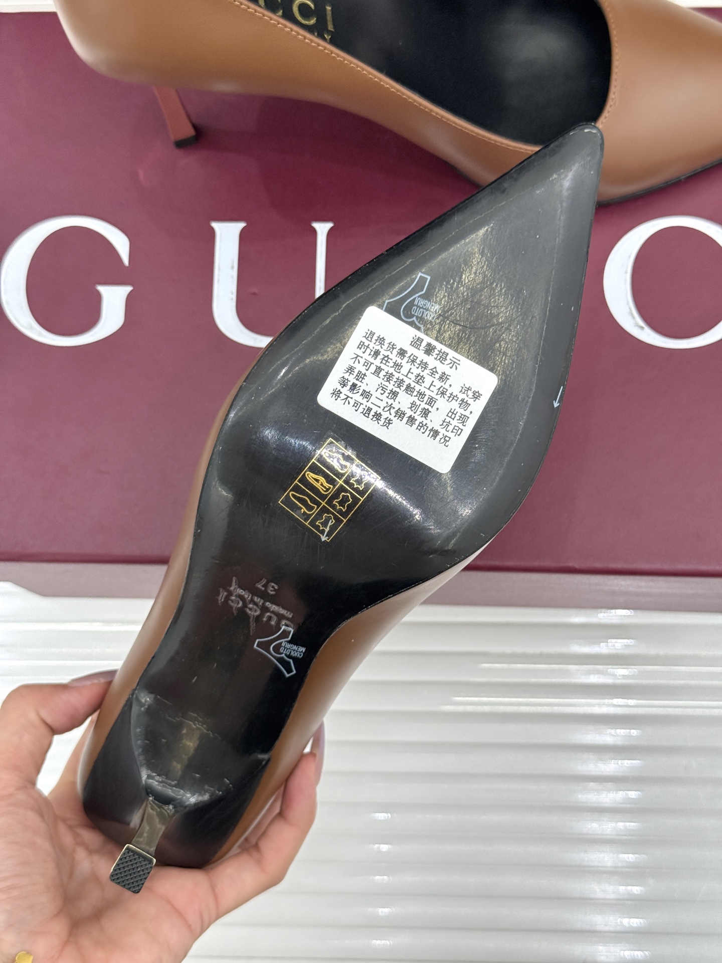 Gucci/古驰26WF新品极简尖头金属跟高跟鞋以极简主义重塑意式高级感 。利落尖头精准拉长腿部线条核心