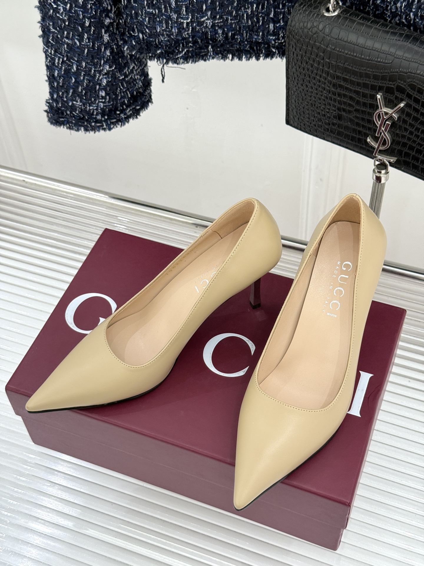 Gucci/古驰26WF新品极简尖头金属跟高跟鞋以极简主义重塑意式高级感 。利落尖头精准拉长腿部线条核心