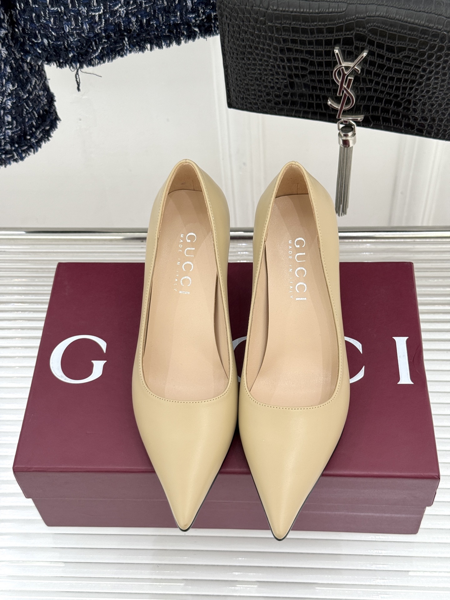 Gucci/古驰26WF新品极简尖头金属跟高跟鞋以极简主义重塑意式高级感 。利落尖头精准拉长腿部线条核心