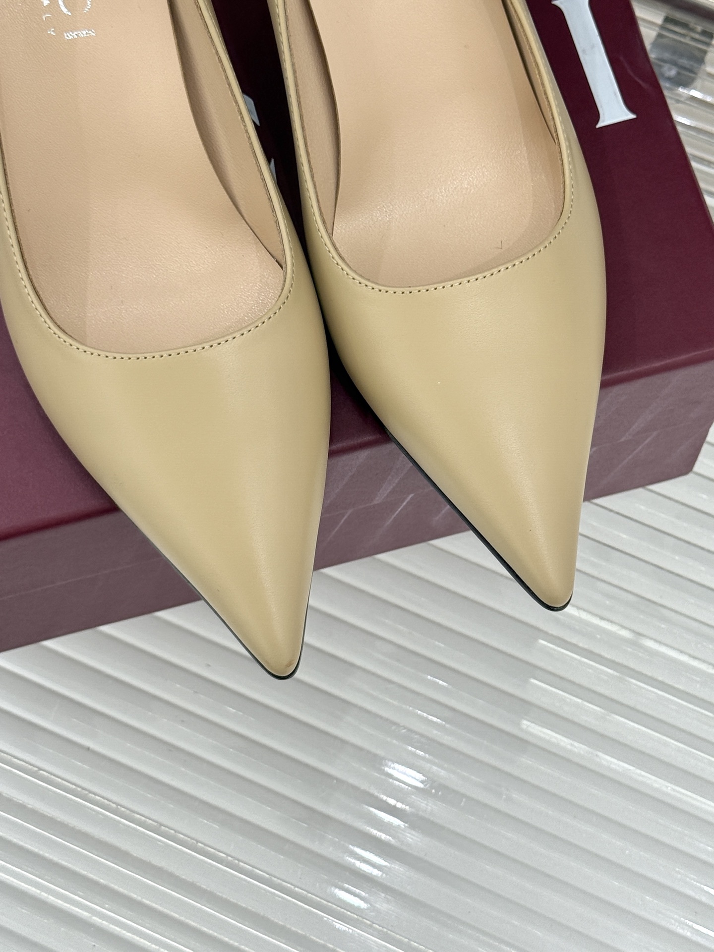 Gucci/古驰26WF新品极简尖头金属跟高跟鞋以极简主义重塑意式高级感 。利落尖头精准拉长腿部线条核心