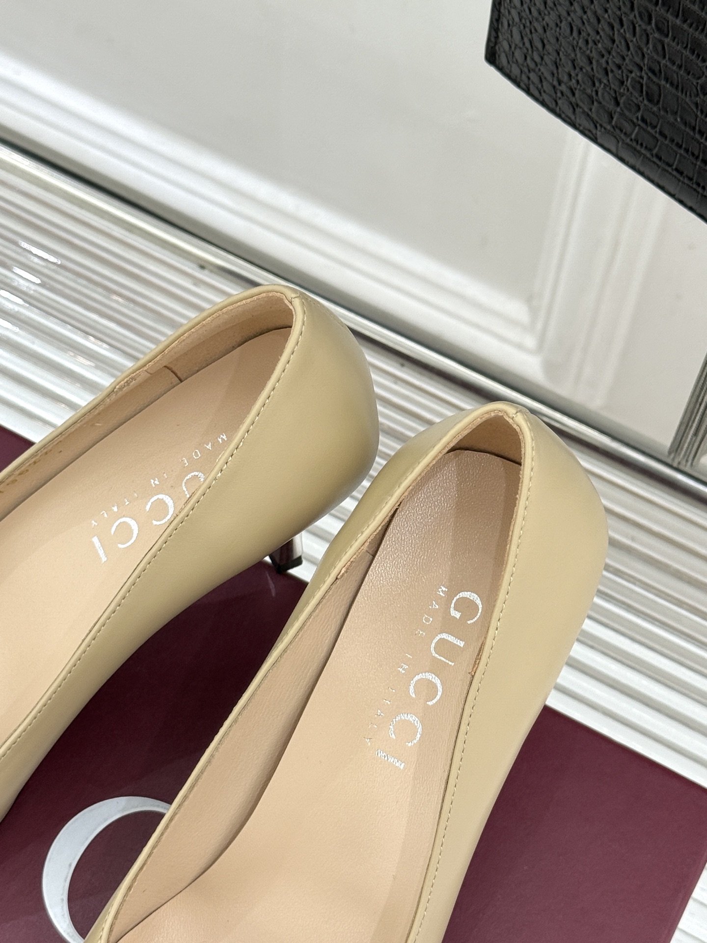 Gucci/古驰26WF新品极简尖头金属跟高跟鞋以极简主义重塑意式高级感 。利落尖头精准拉长腿部线条核心