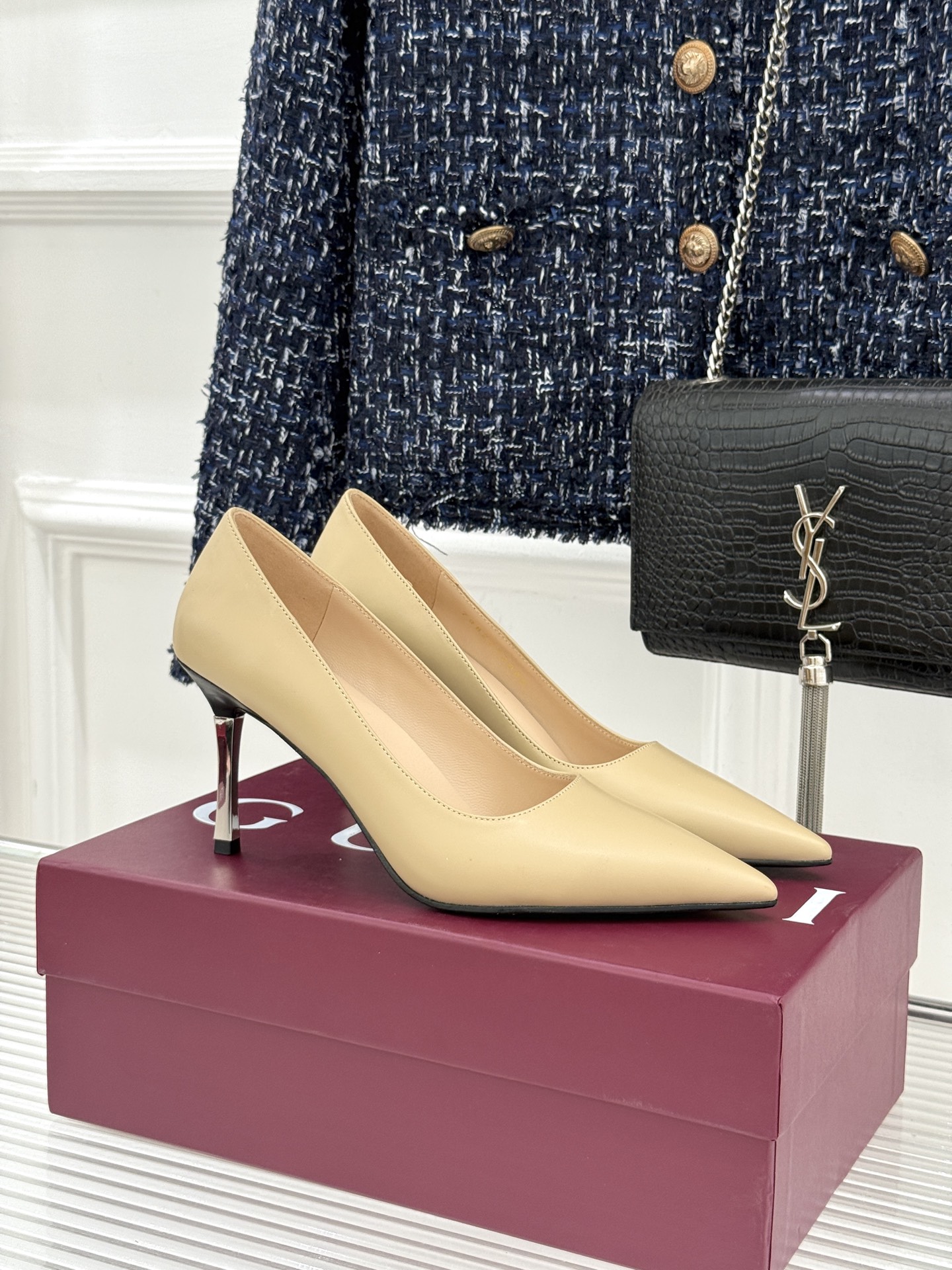 Gucci/古驰26WF新品极简尖头金属跟高跟鞋以极简主义重塑意式高级感 。利落尖头精准拉长腿部线条核心