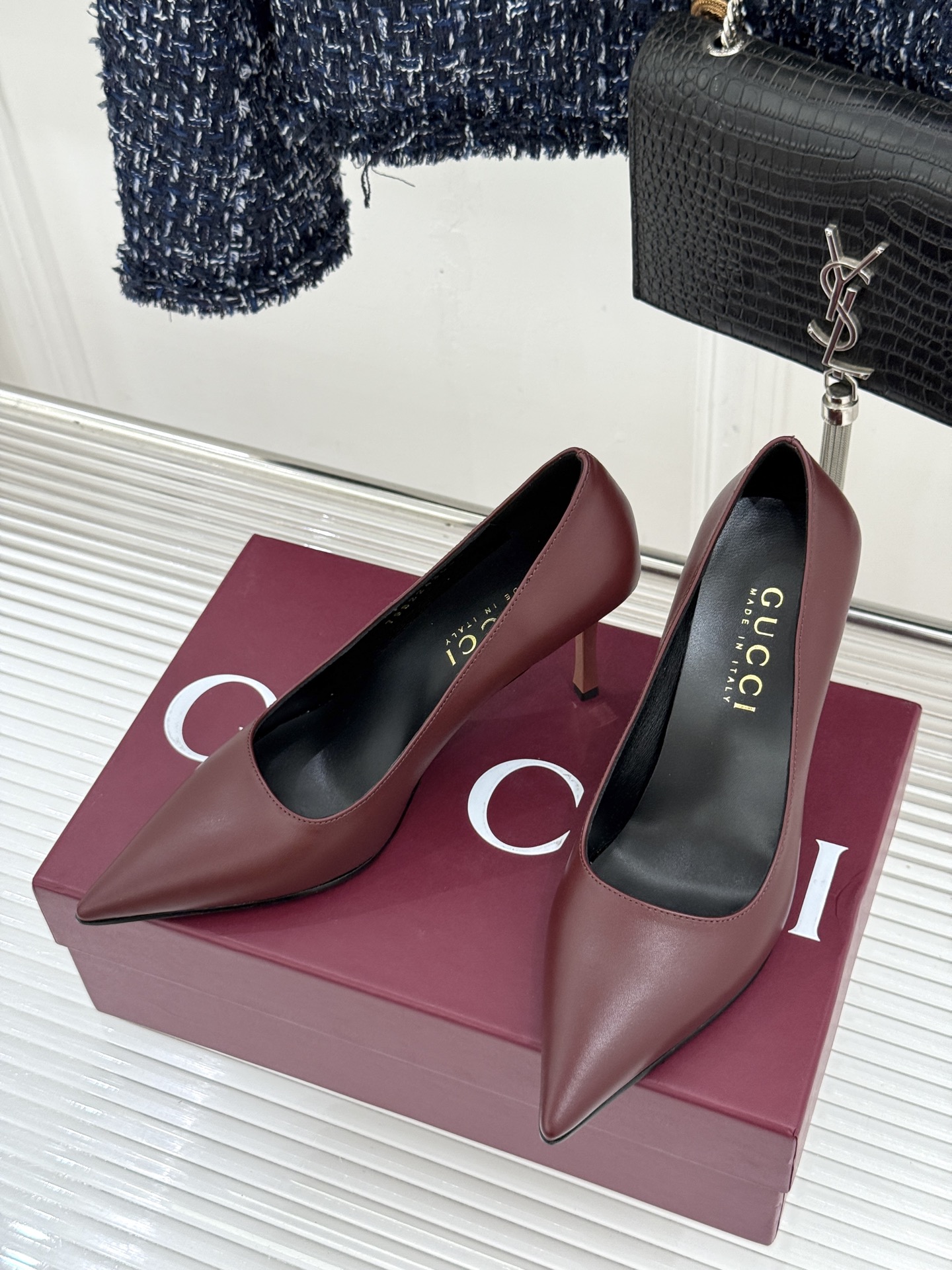 Gucci/古驰26WF新品极简尖头金属跟高跟鞋以极简主义重塑意式高级感 。利落尖头精准拉长腿部线条核心