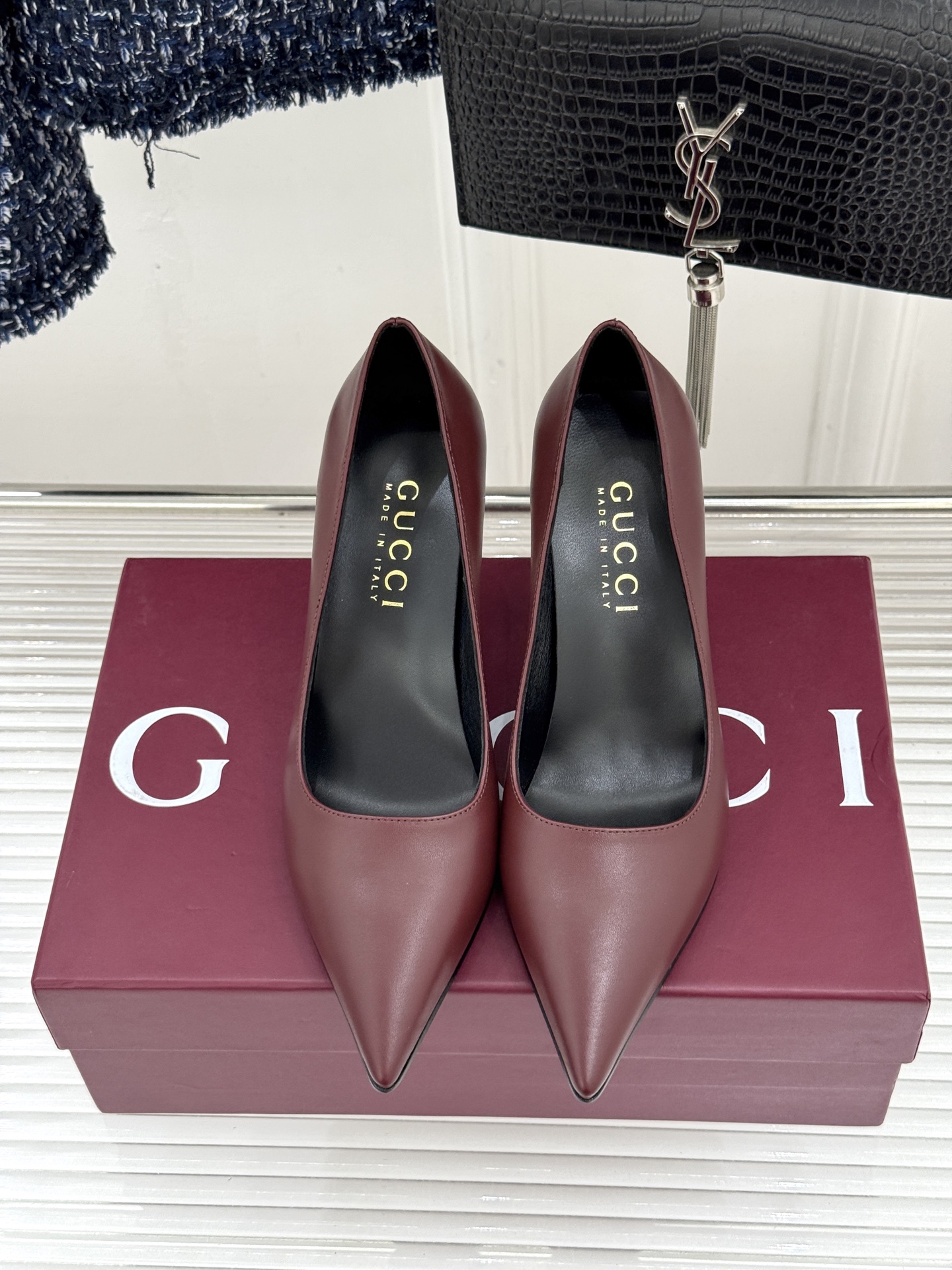 Gucci/古驰26WF新品极简尖头金属跟高跟鞋以极简主义重塑意式高级感 。利落尖头精准拉长腿部线条核心