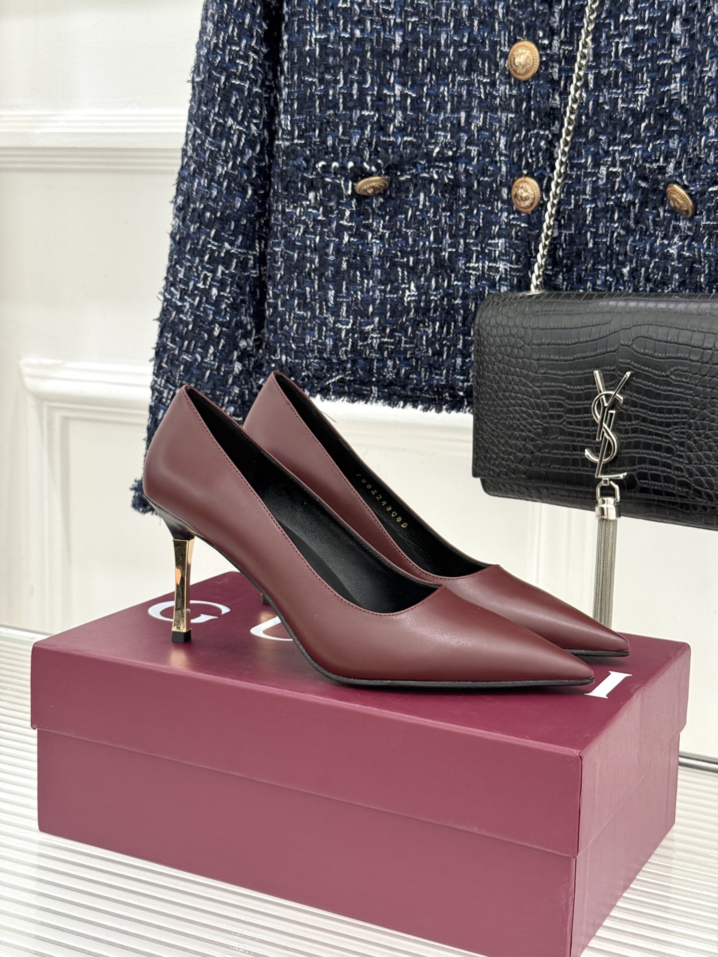 Gucci/古驰26WF新品极简尖头金属跟高跟鞋以极简主义重塑意式高级感 。利落尖头精准拉长腿部线条核心