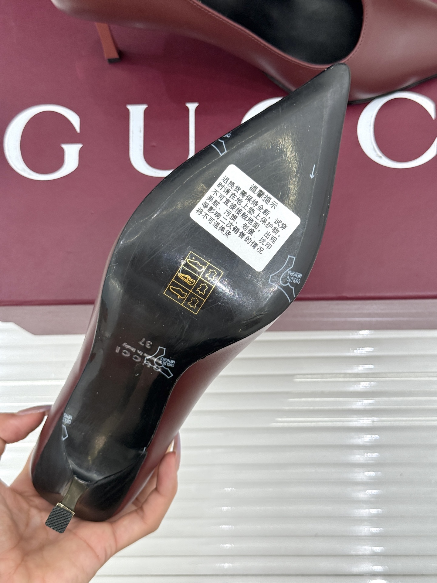 Gucci/古驰26WF新品极简尖头金属跟高跟鞋以极简主义重塑意式高级感 。利落尖头精准拉长腿部线条核心